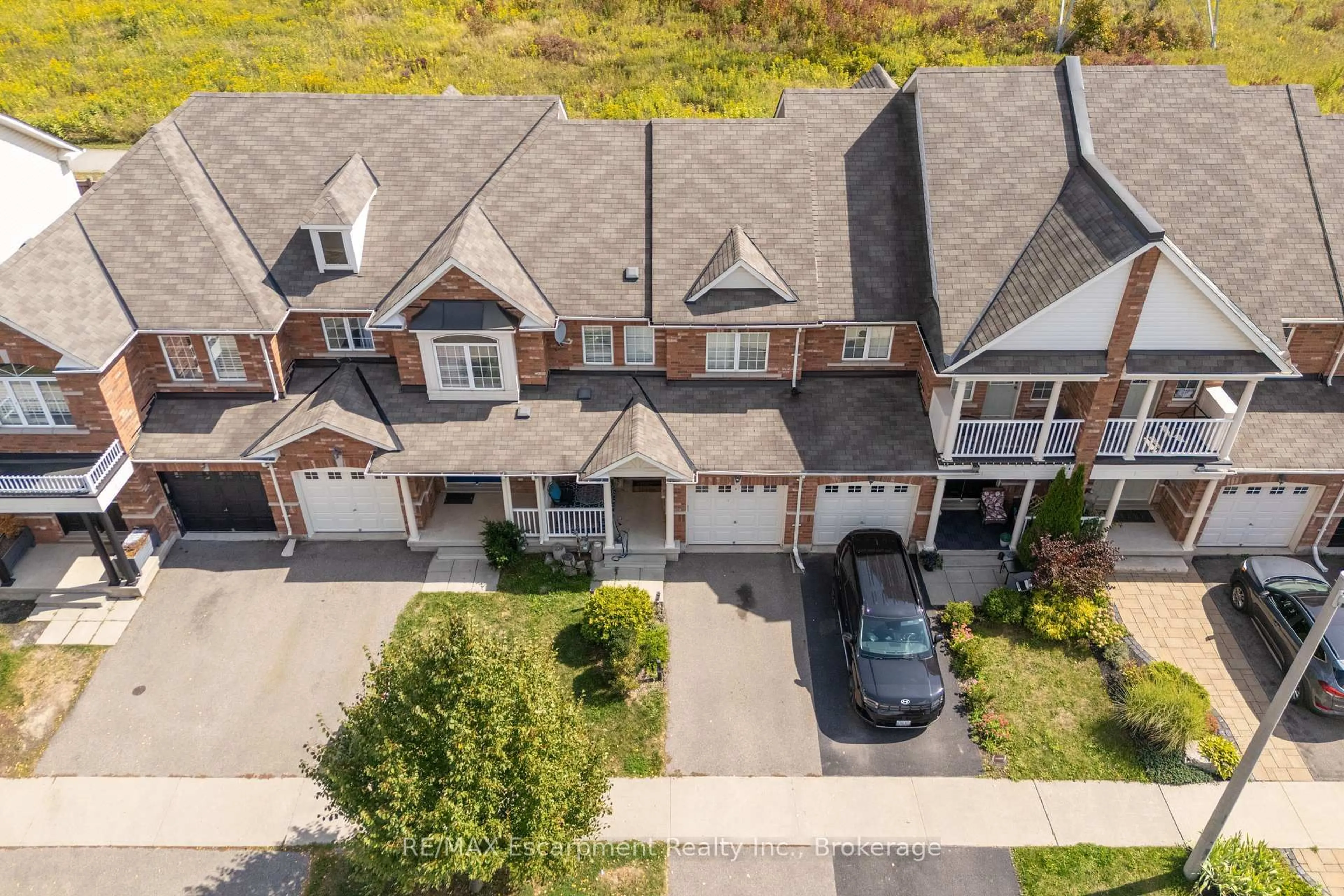 A pic from outside/outdoor area/front of a property/back of a property/a pic from drone, street for 4832 Capri Cres, Burlington Ontario L7M 0H9