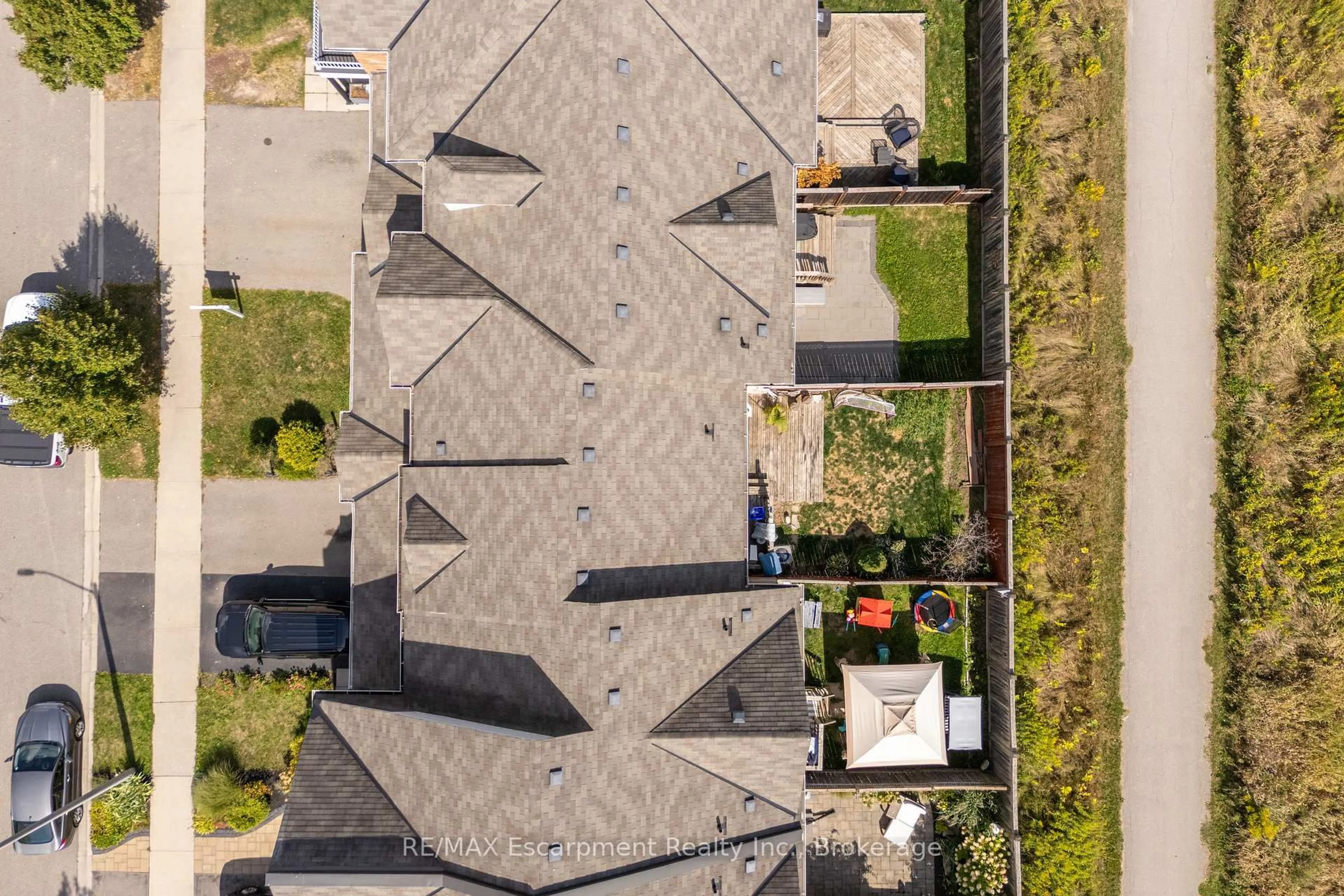 A pic from outside/outdoor area/front of a property/back of a property/a pic from drone, street for 4832 Capri Cres, Burlington Ontario L7M 0H9