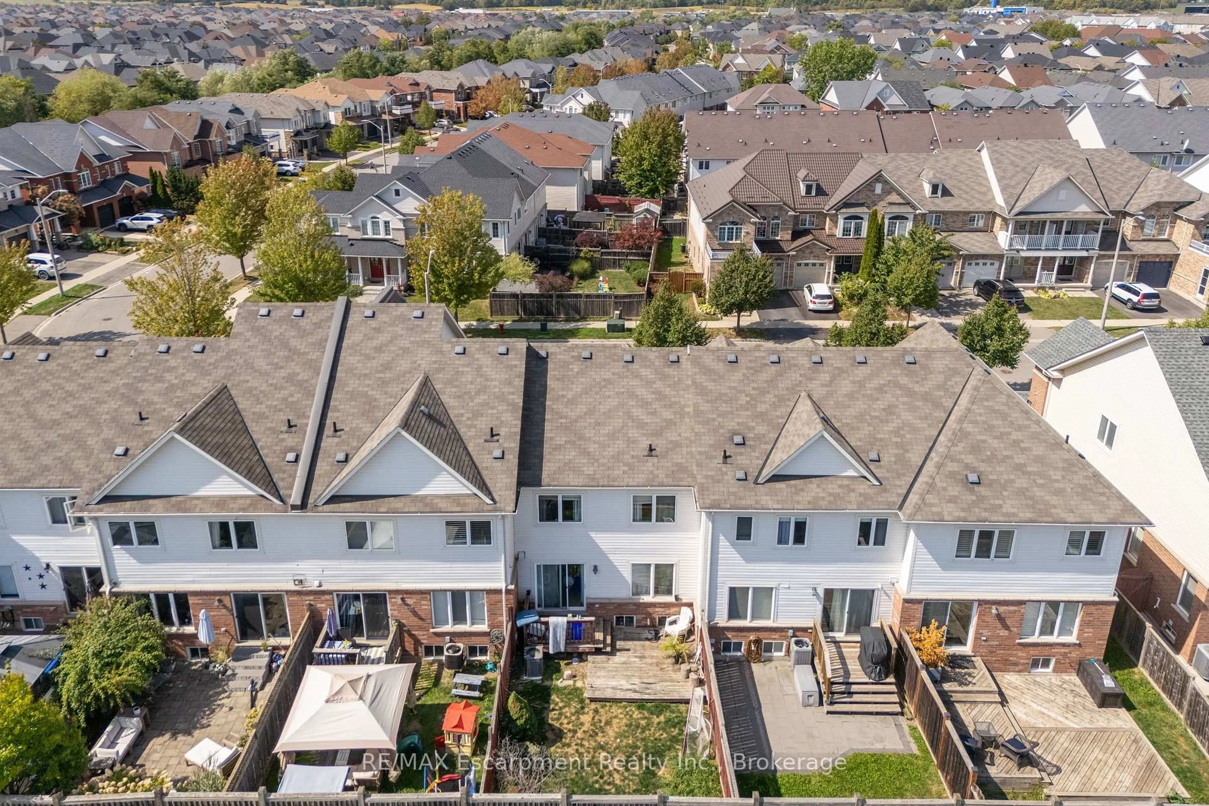 A pic from outside/outdoor area/front of a property/back of a property/a pic from drone, city buildings view from balcony for 4832 Capri Cres, Burlington Ontario L7M 0H9