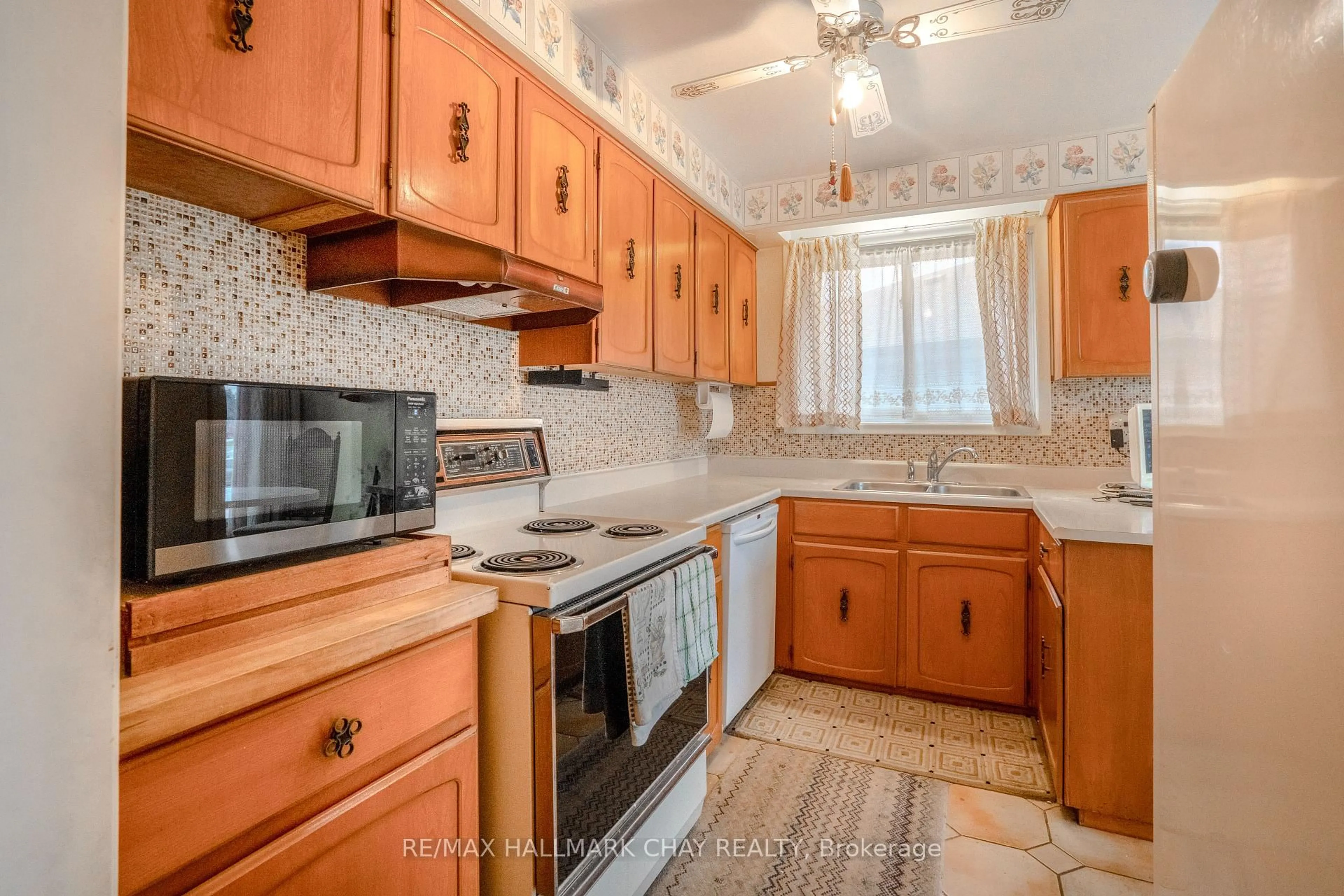 Standard kitchen, ceramic/tile floor for 3 Alicewood Crt, Toronto Ontario M9V 3Y1