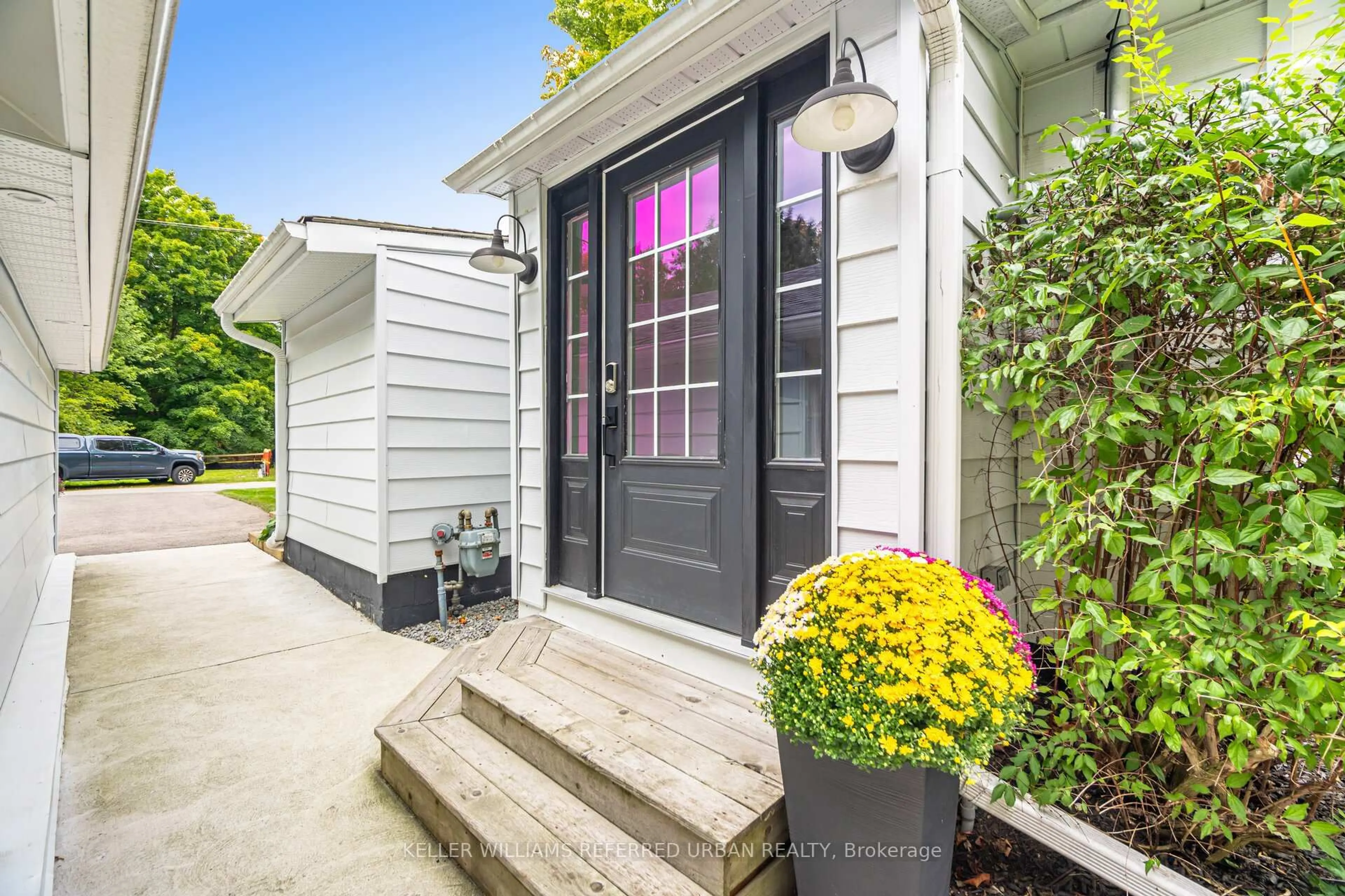 Home with vinyl exterior material, street for 7067 Old Mill Lane, Mississauga Ontario L5W 1A1