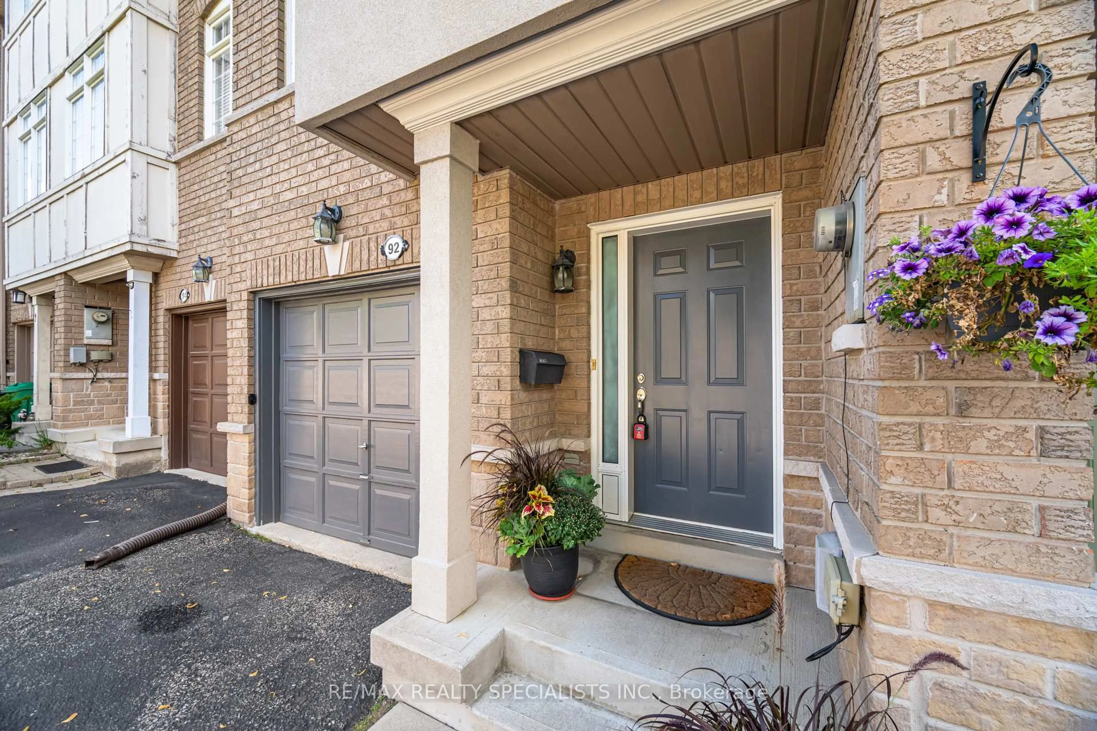 Indoor entryway for 4222 Dixie Rd #92, Mississauga Ontario L4W 1M6