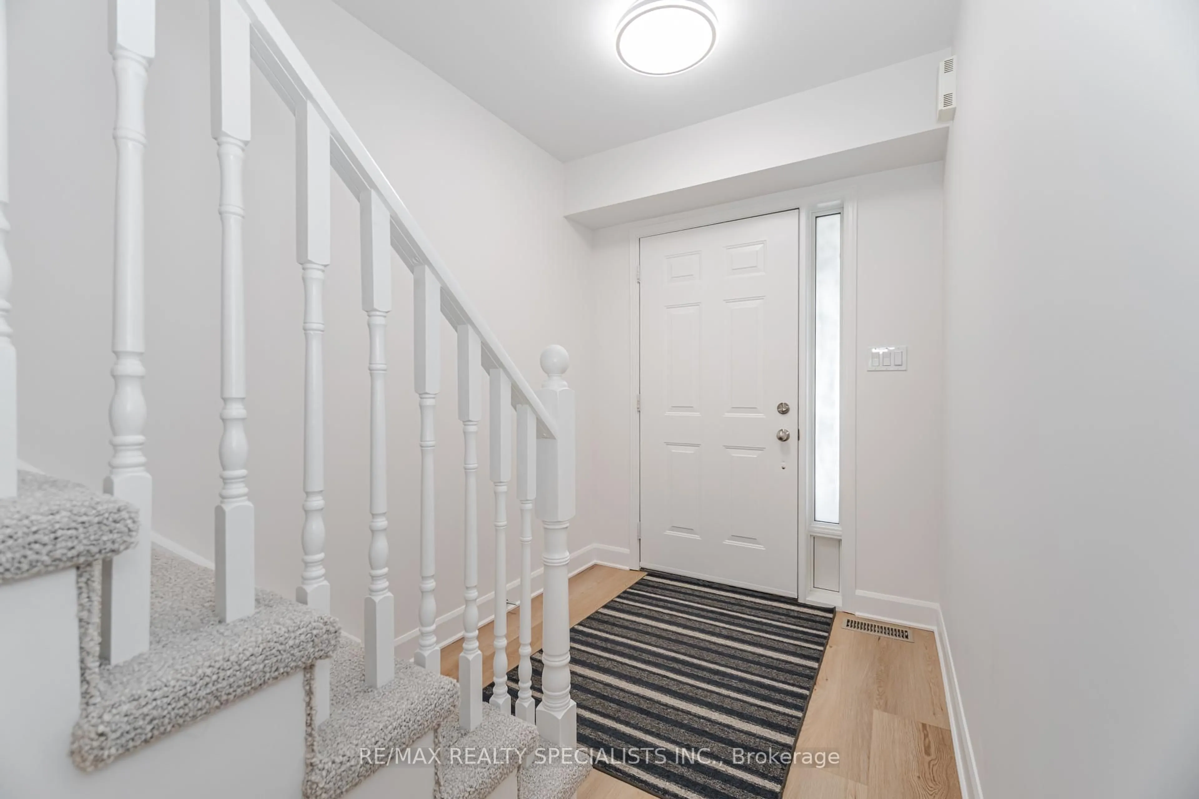 Indoor entryway for 4222 Dixie Rd #92, Mississauga Ontario L4W 1M6
