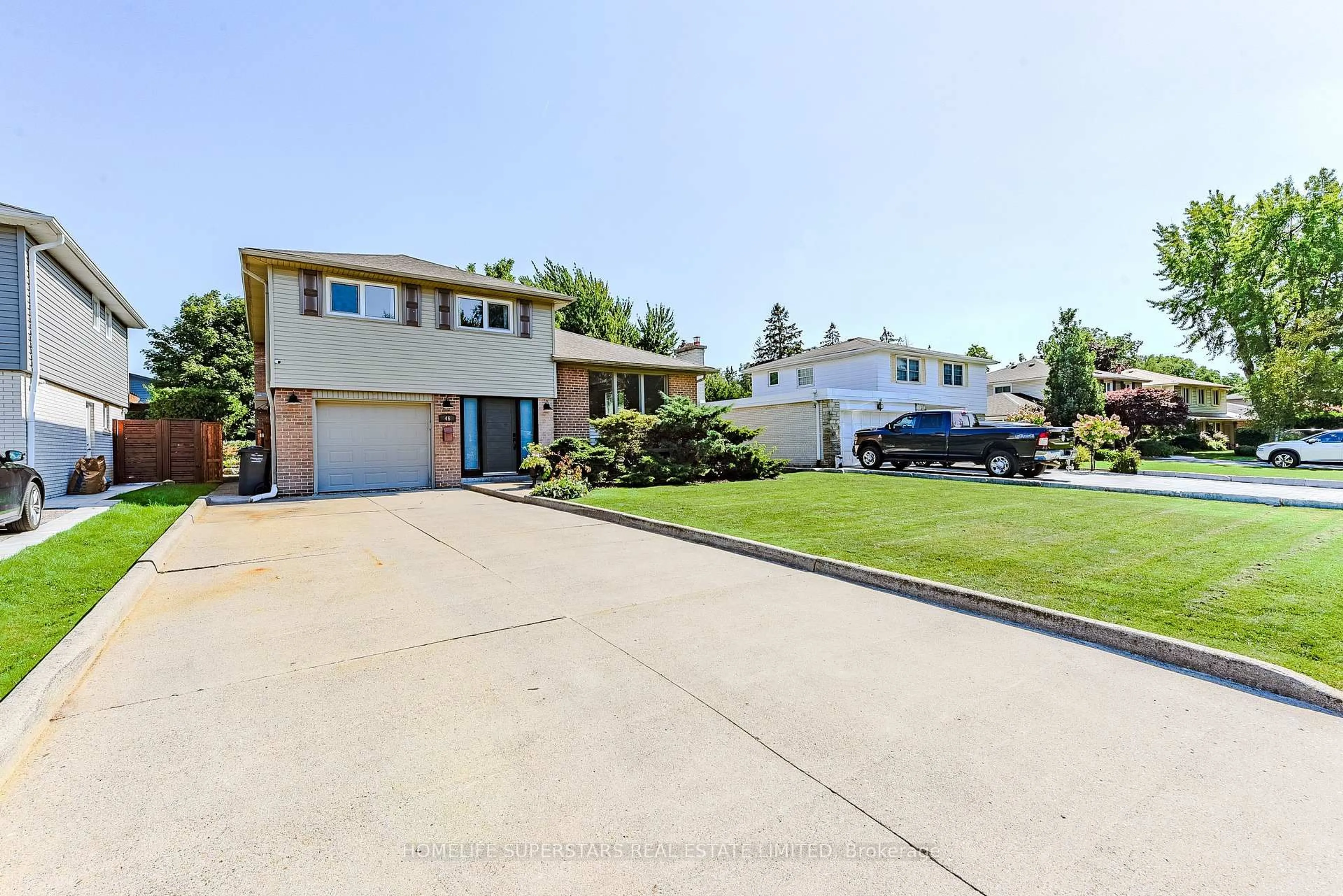 A pic from outside/outdoor area/front of a property/back of a property/a pic from drone, street for 46 Cheltenham Crt, Brampton Ontario L6W 1J3