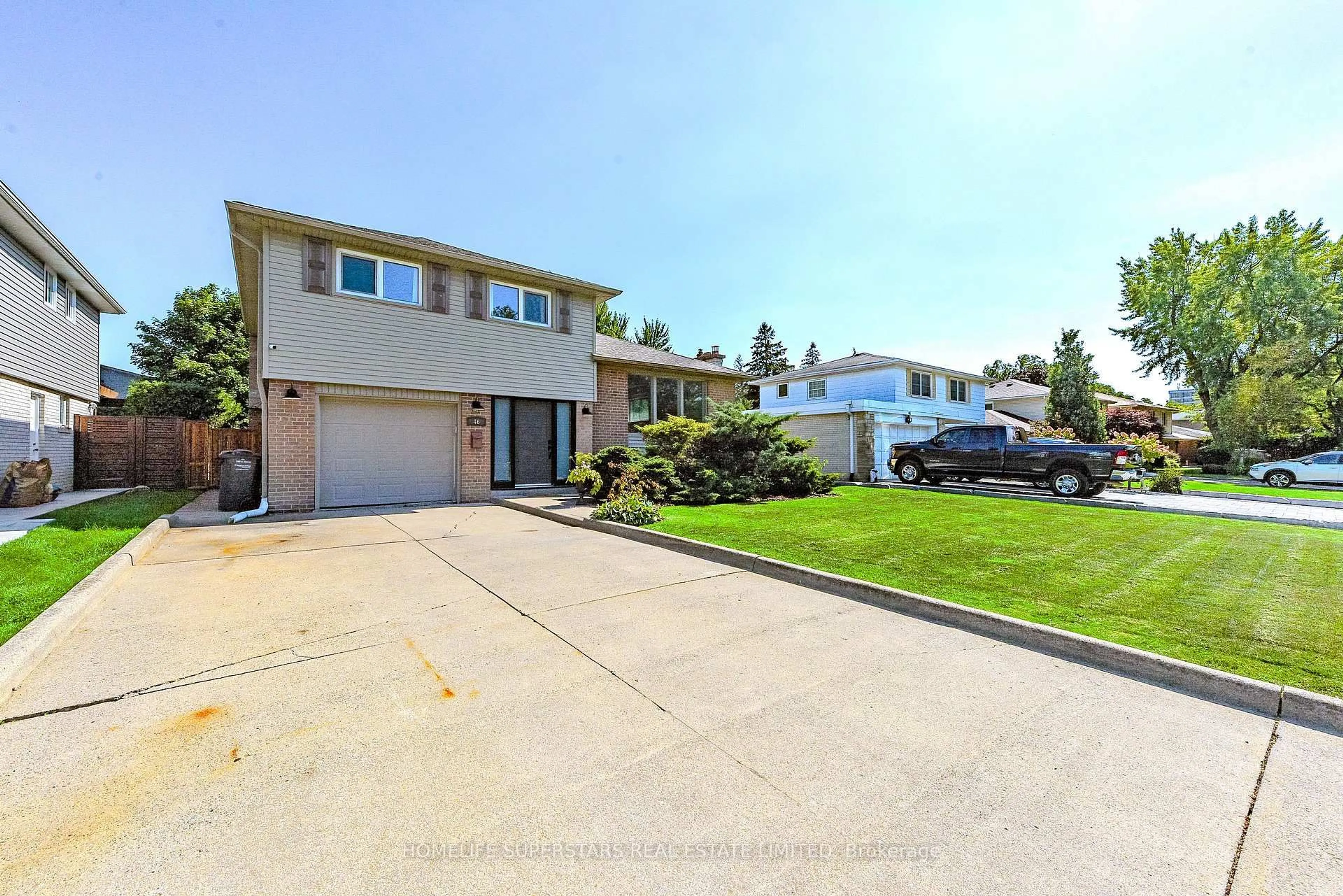 A pic from outside/outdoor area/front of a property/back of a property/a pic from drone, street for 46 Cheltenham Crt, Brampton Ontario L6W 1J3