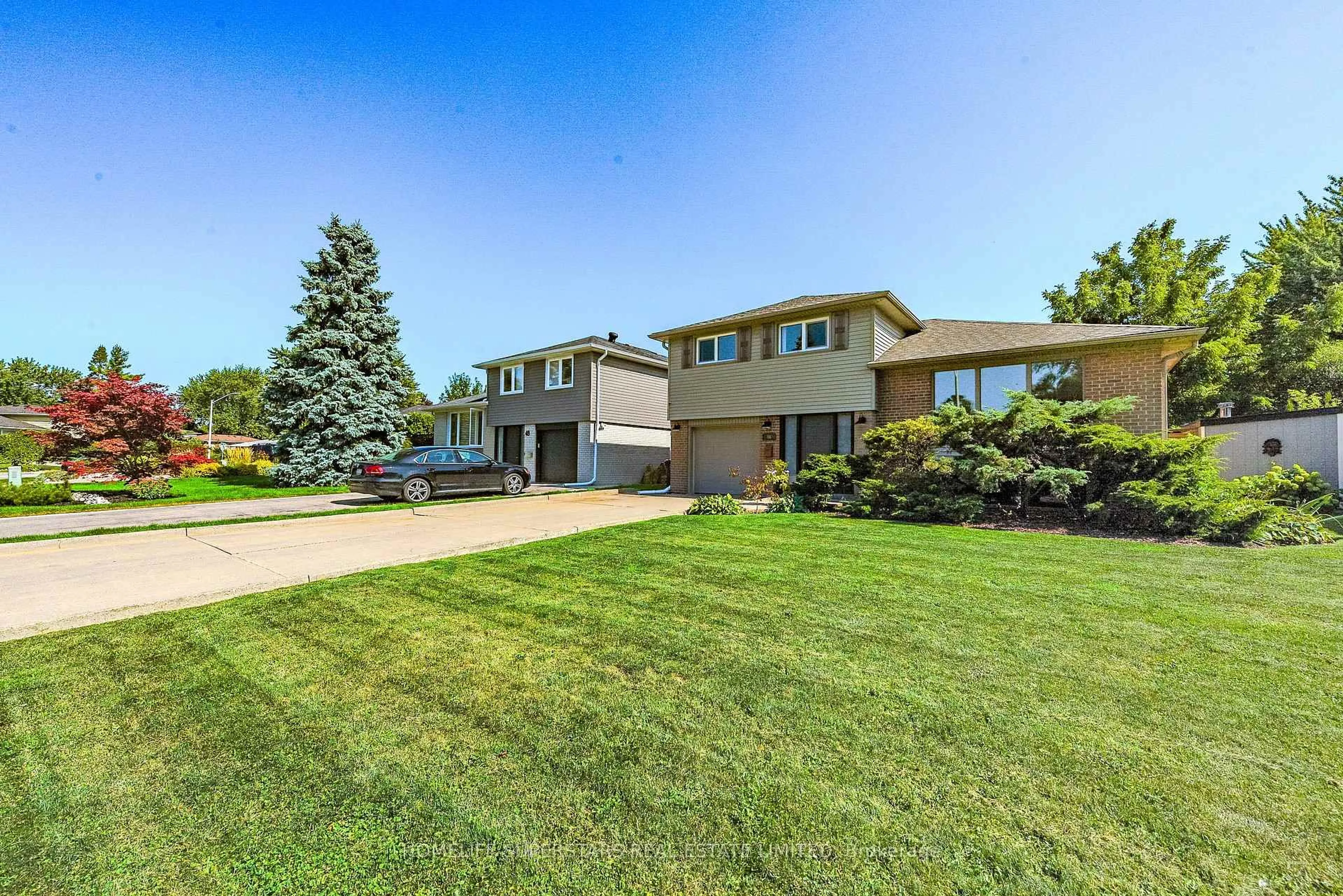 A pic from outside/outdoor area/front of a property/back of a property/a pic from drone, street for 46 Cheltenham Crt, Brampton Ontario L6W 1J3