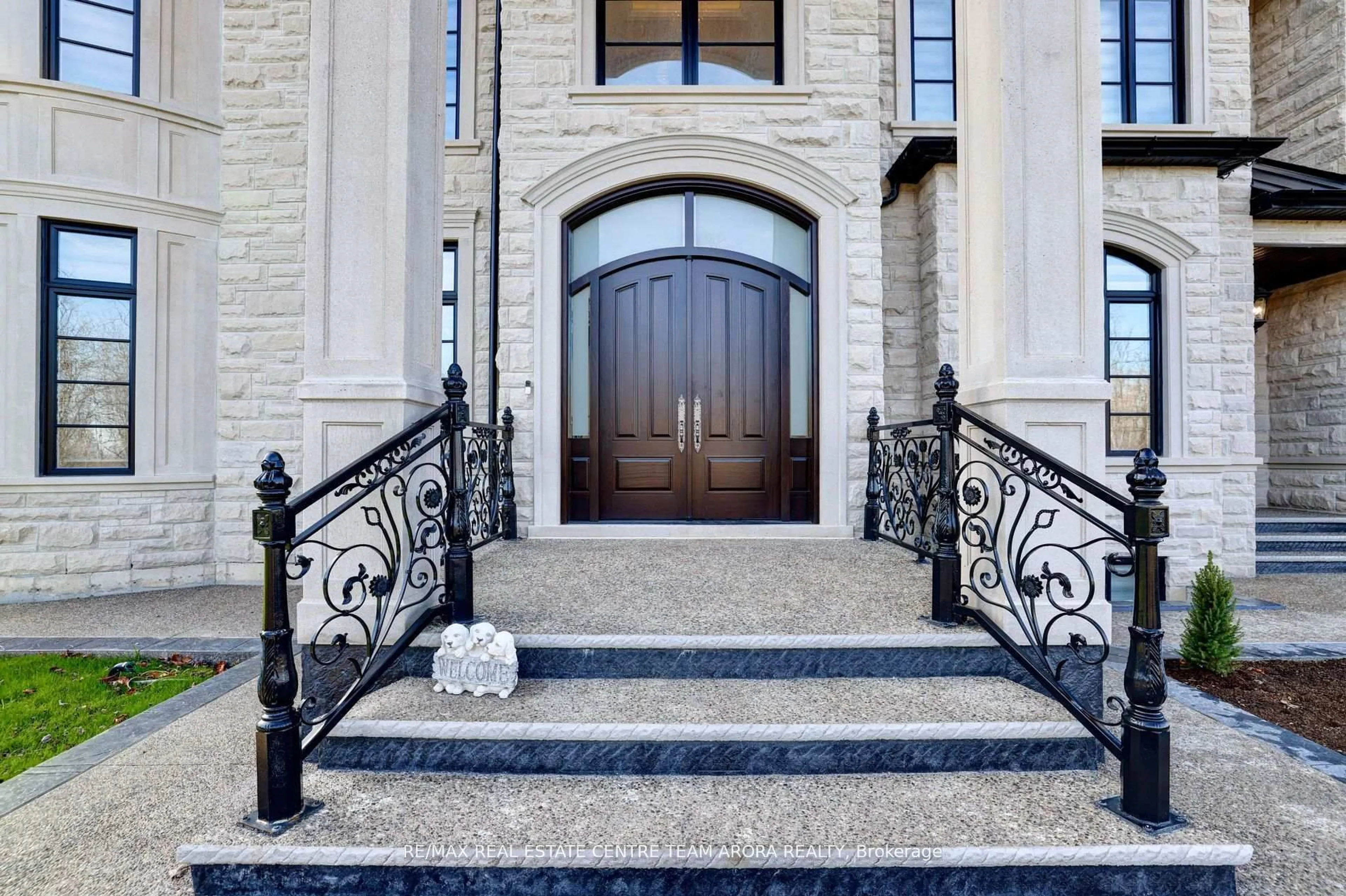 Indoor entryway for 7548 Sixth Line, Milton Ontario L9E 0Y6