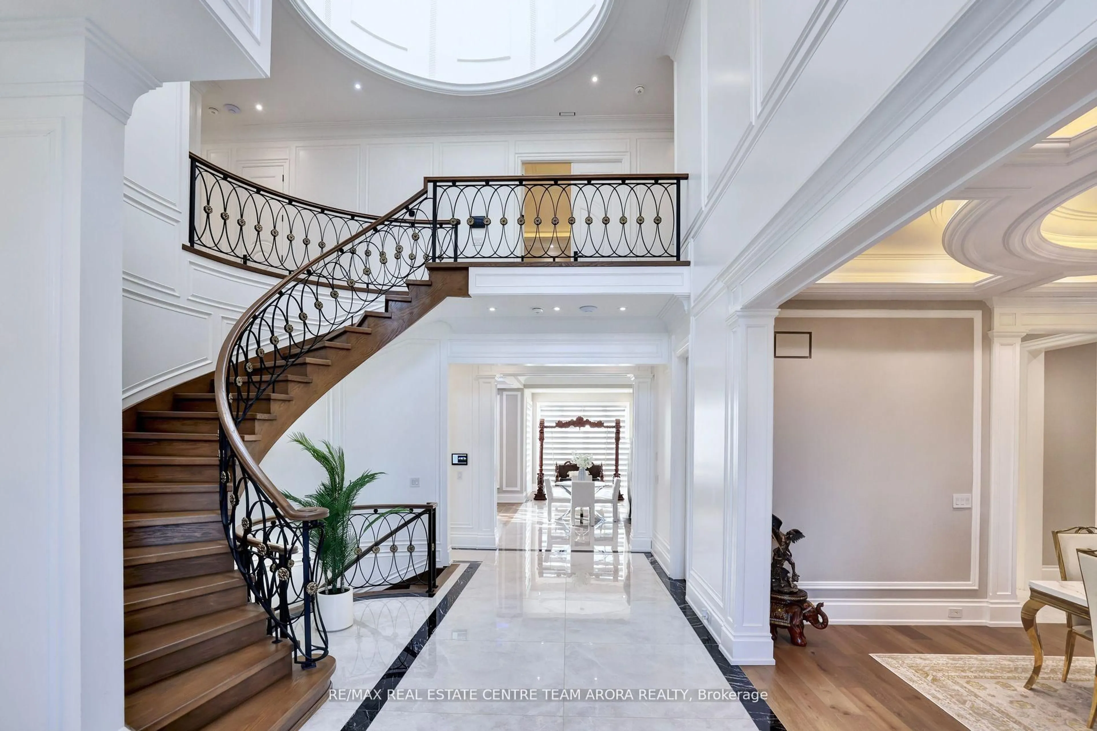 Indoor foyer for 7548 Sixth Line, Milton Ontario L9E 0Y6