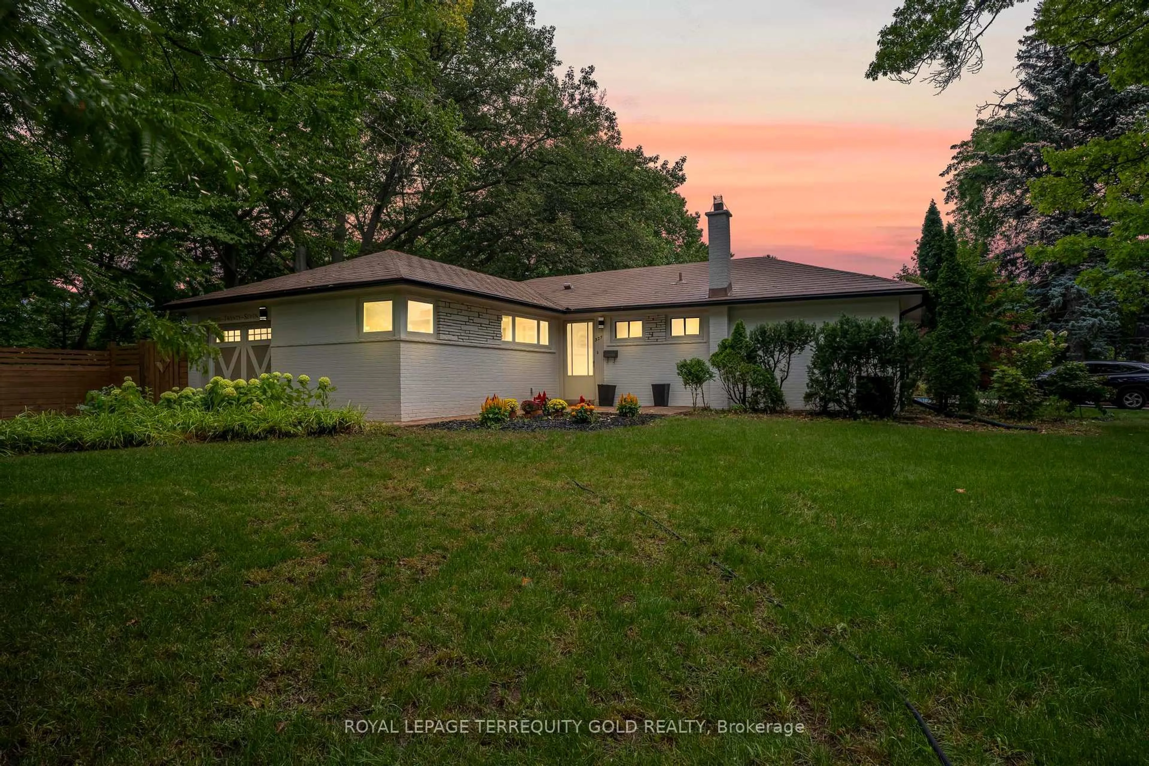 A pic from outside/outdoor area/front of a property/back of a property/a pic from drone, street for 327 River Side Dr, Oakville Ontario L6K 3N3