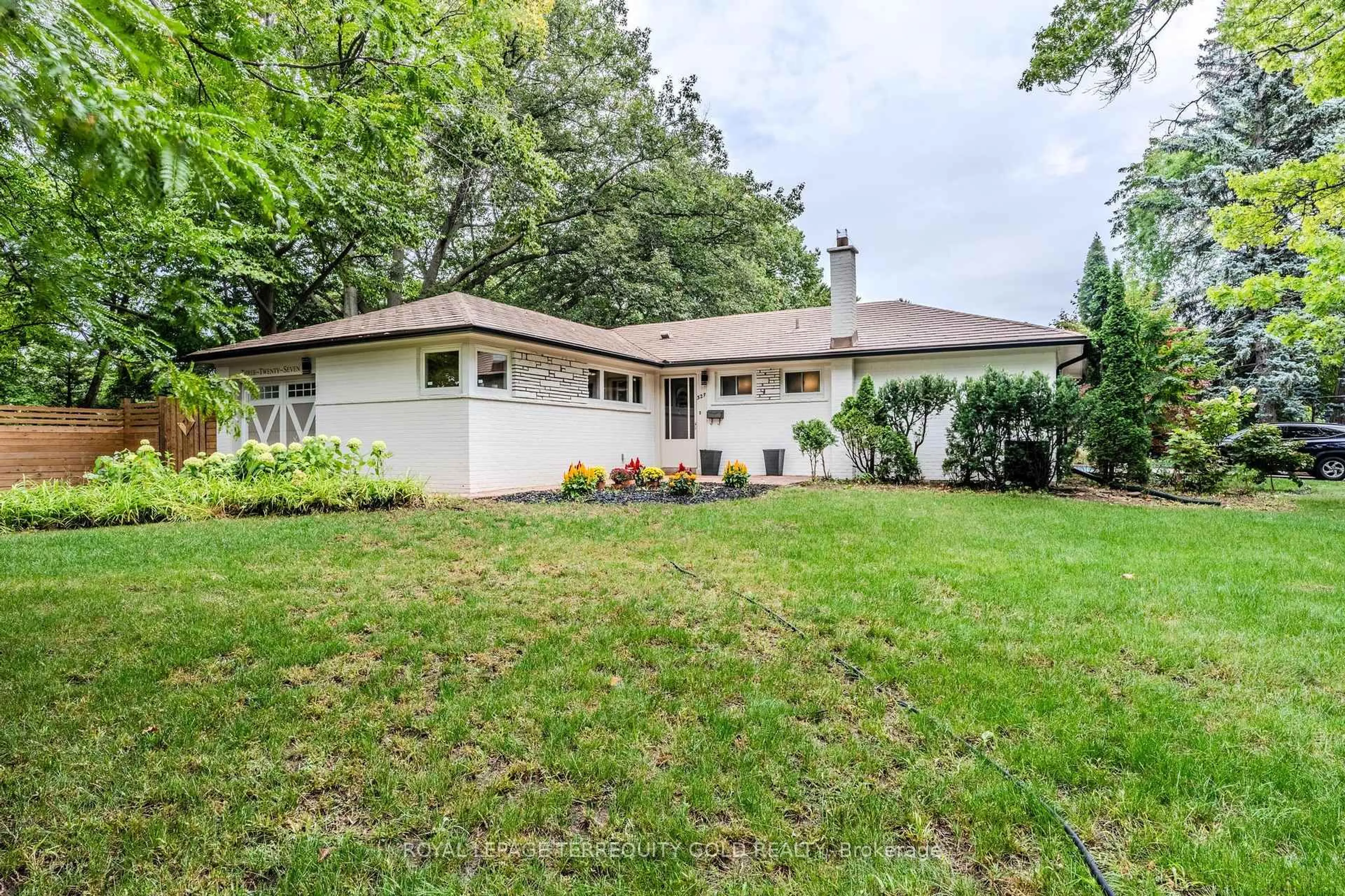 Home with vinyl exterior material, street for 327 River Side Dr, Oakville Ontario L6K 3N3