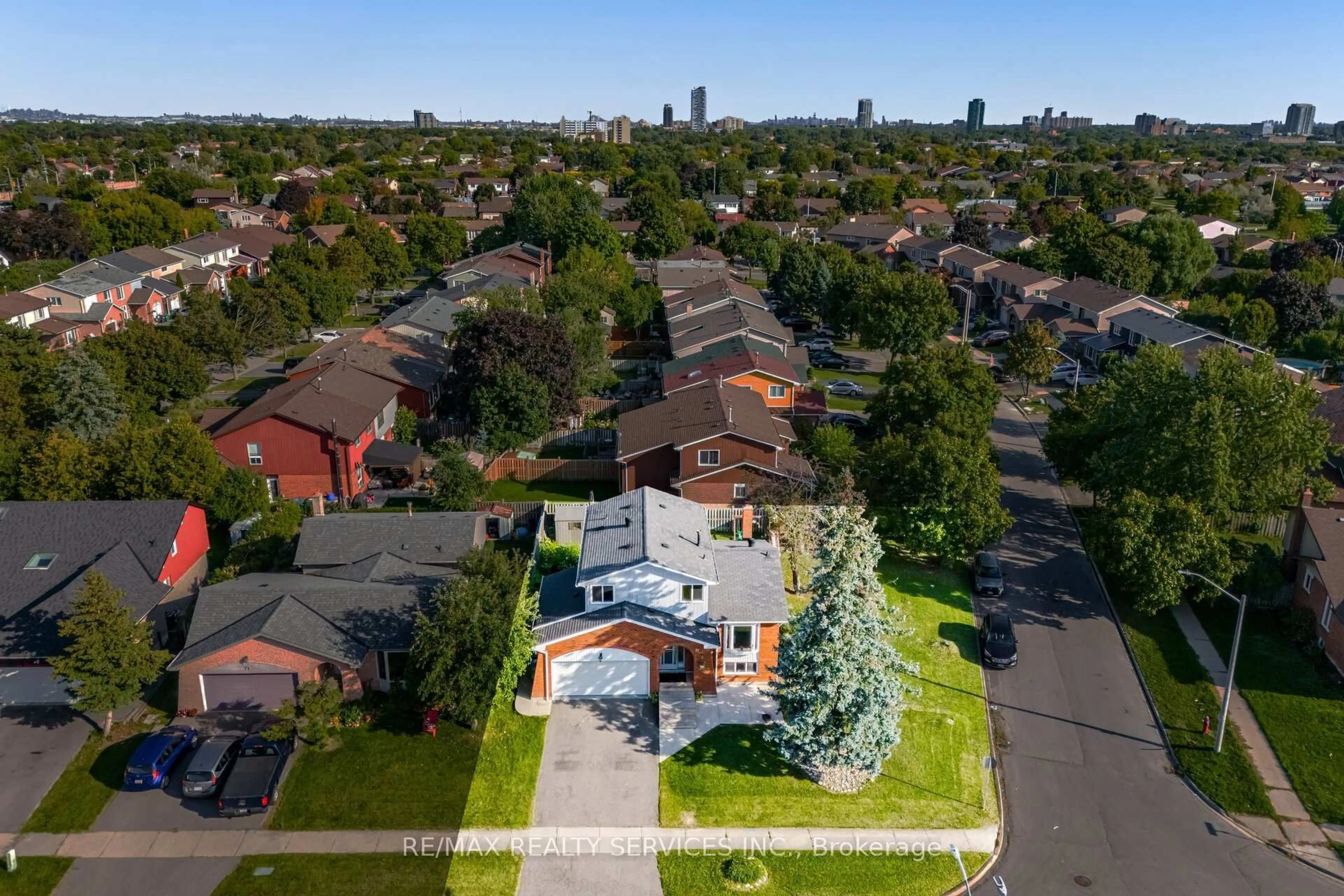 A pic from outside/outdoor area/front of a property/back of a property/a pic from drone, unknown for 73 Blackthorn Lane, Brampton Ontario L6V 3K9