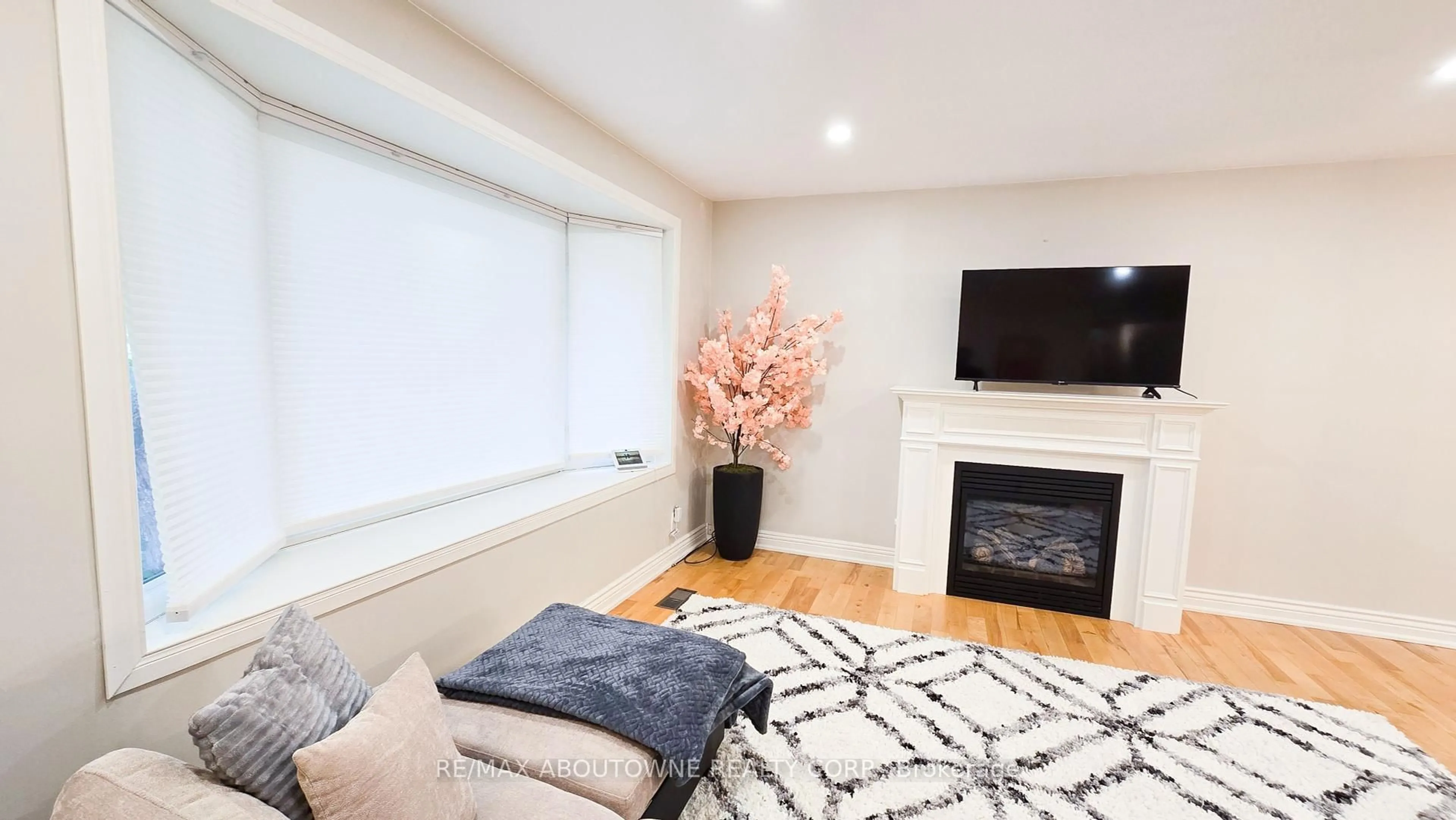 Living room with furniture, wood/laminate floor for 583 Taplow Cres, Oakville Ontario L6L 4V9