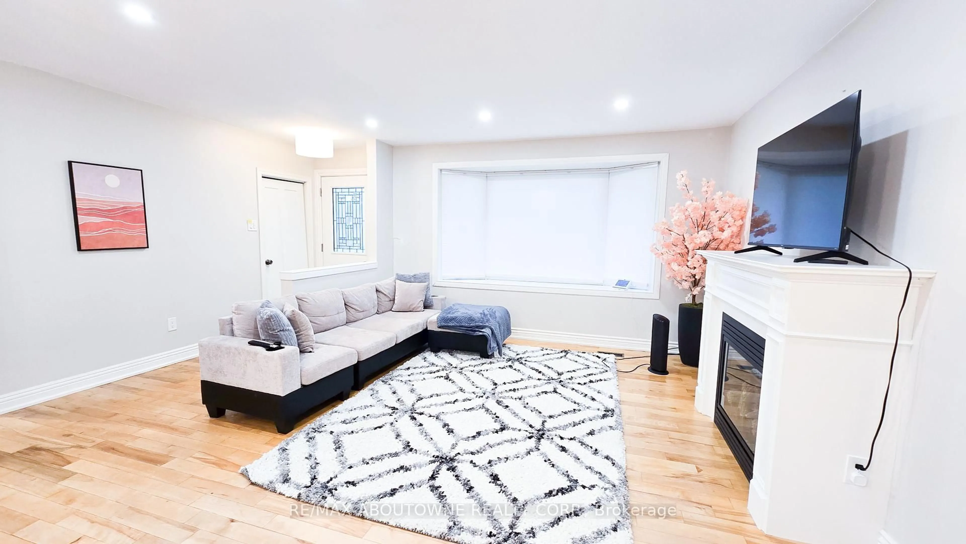 Living room with furniture, unknown for 583 Taplow Cres, Oakville Ontario L6L 4V9