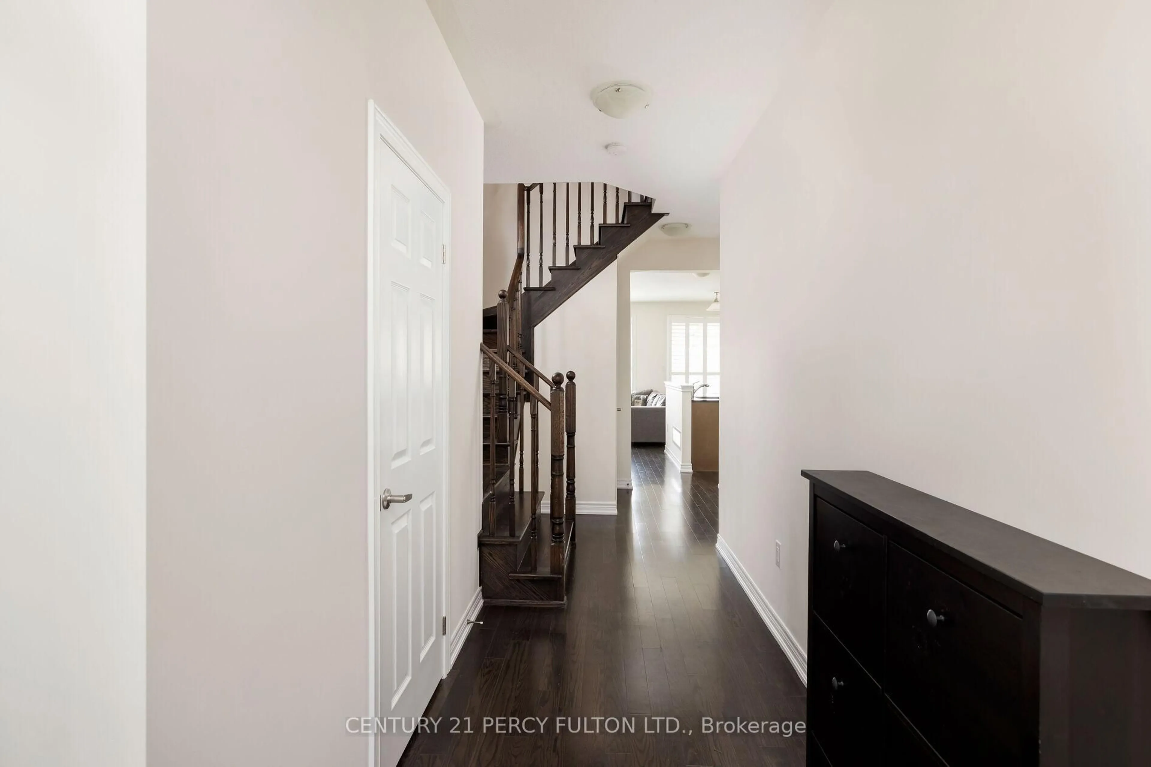 Indoor entryway for 202 Sky Harbour Dr, Brampton Ontario L6Y 2Z7