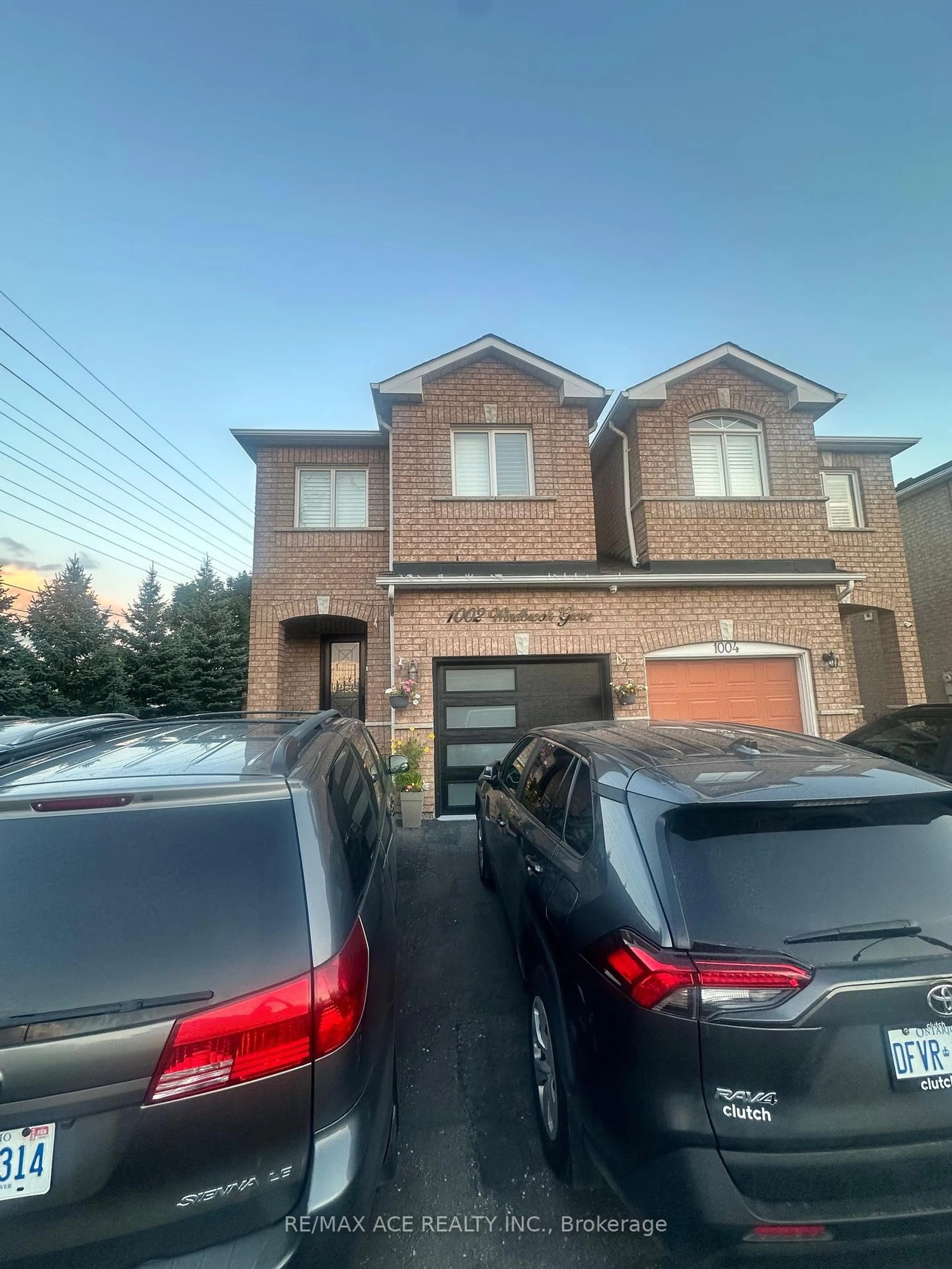 Home with brick exterior material, street for 1002 Windbrook Grve, Mississauga Ontario L5V 2N7