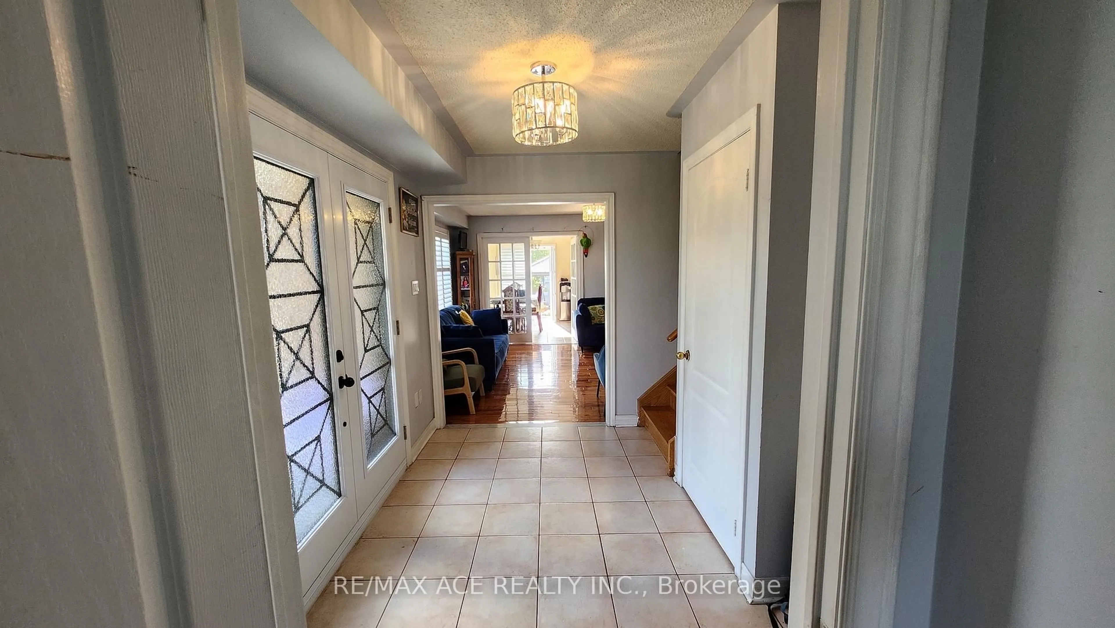 Indoor entryway for 1002 Windbrook Grve, Mississauga Ontario L5V 2N7