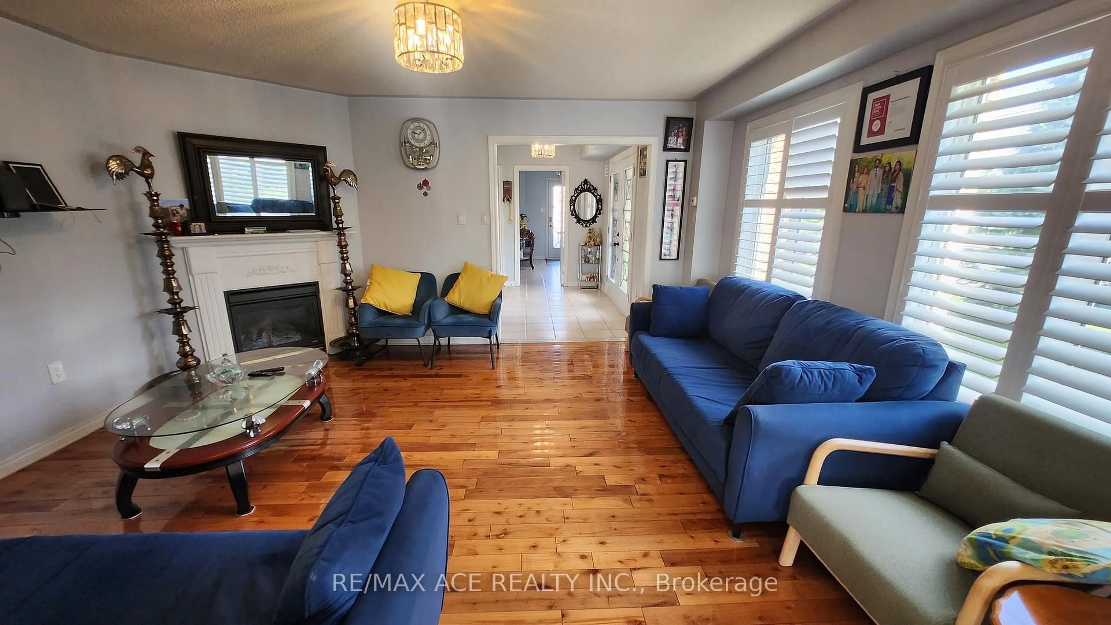 Living room with furniture, wood/laminate floor for 1002 Windbrook Grve, Mississauga Ontario L5V 2N7