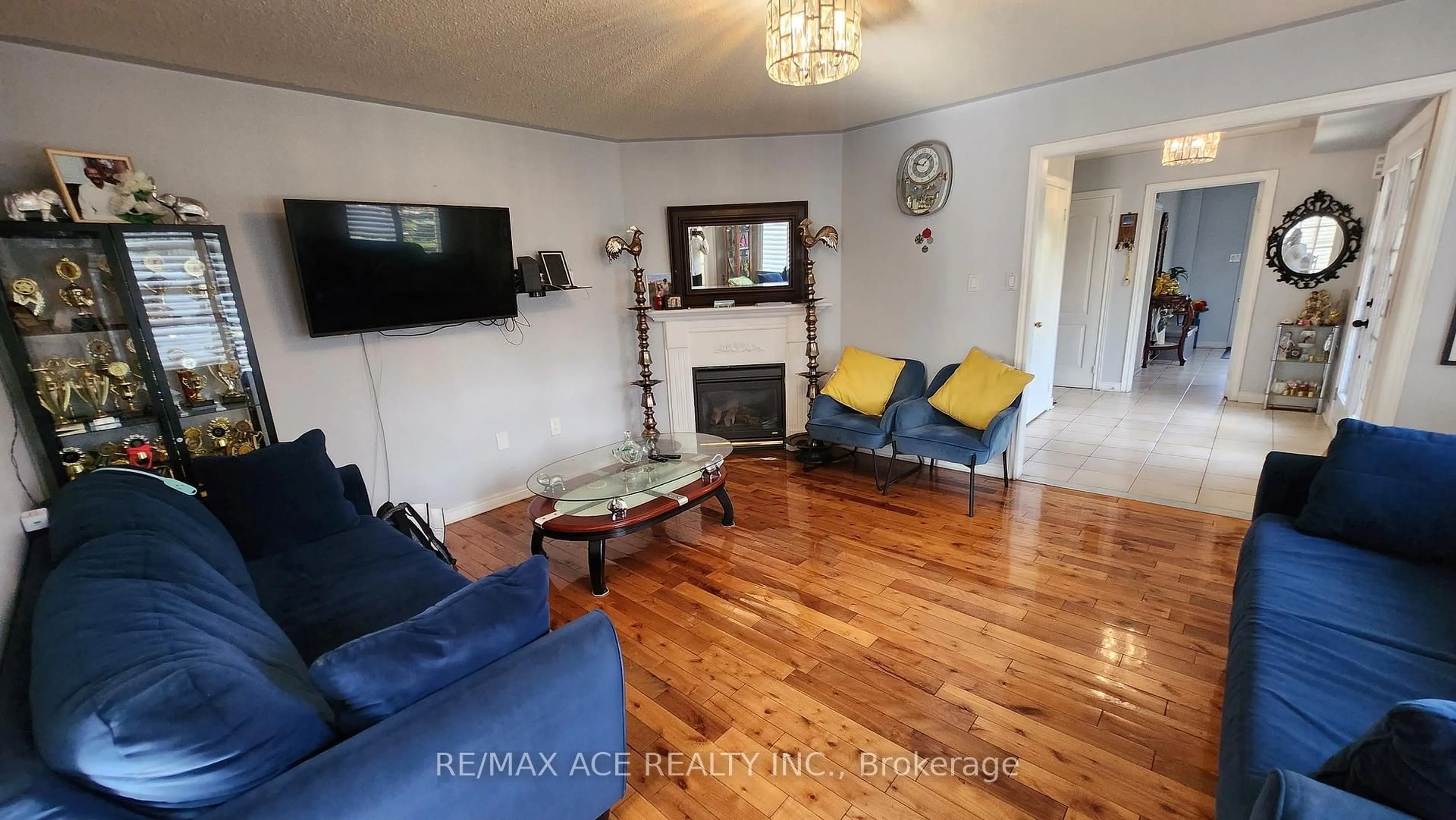 Living room with furniture, wood/laminate floor for 1002 Windbrook Grve, Mississauga Ontario L5V 2N7