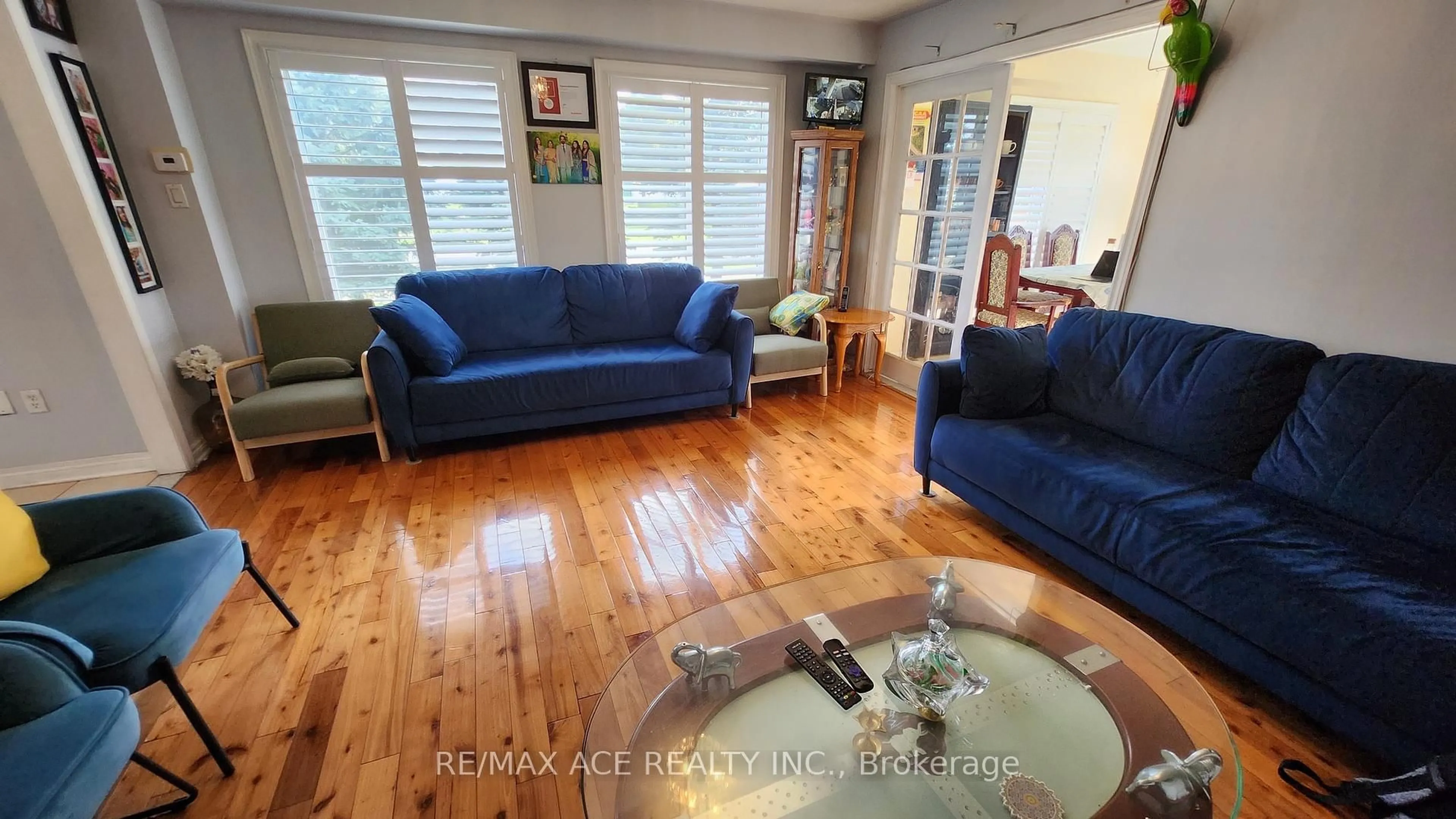 Living room with furniture, wood/laminate floor for 1002 Windbrook Grve, Mississauga Ontario L5V 2N7