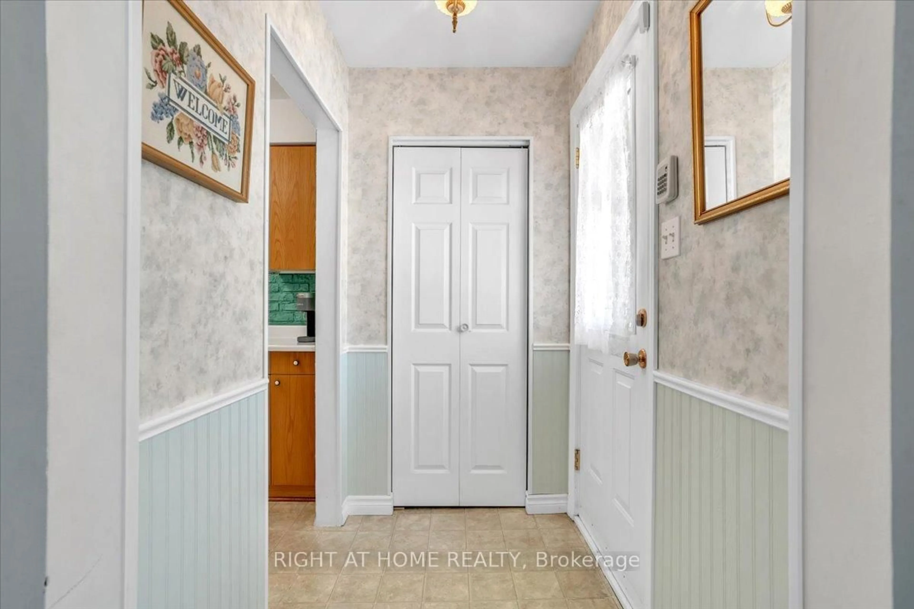 Indoor entryway for 21 Willis Dr, Brampton Ontario L6W 1A8