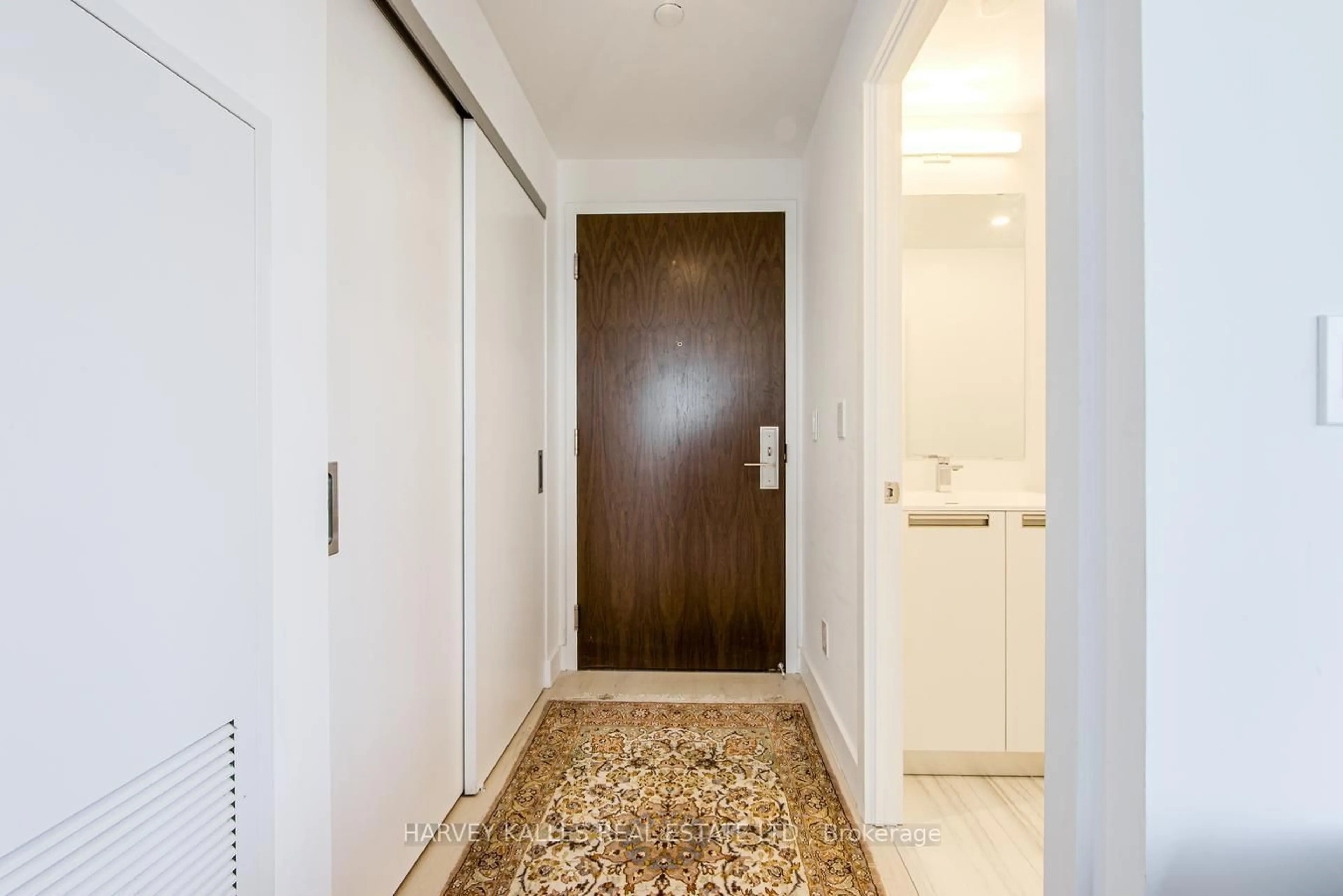 Indoor foyer for 160 Kingsway Cres #413, Toronto Ontario M8X 0B5