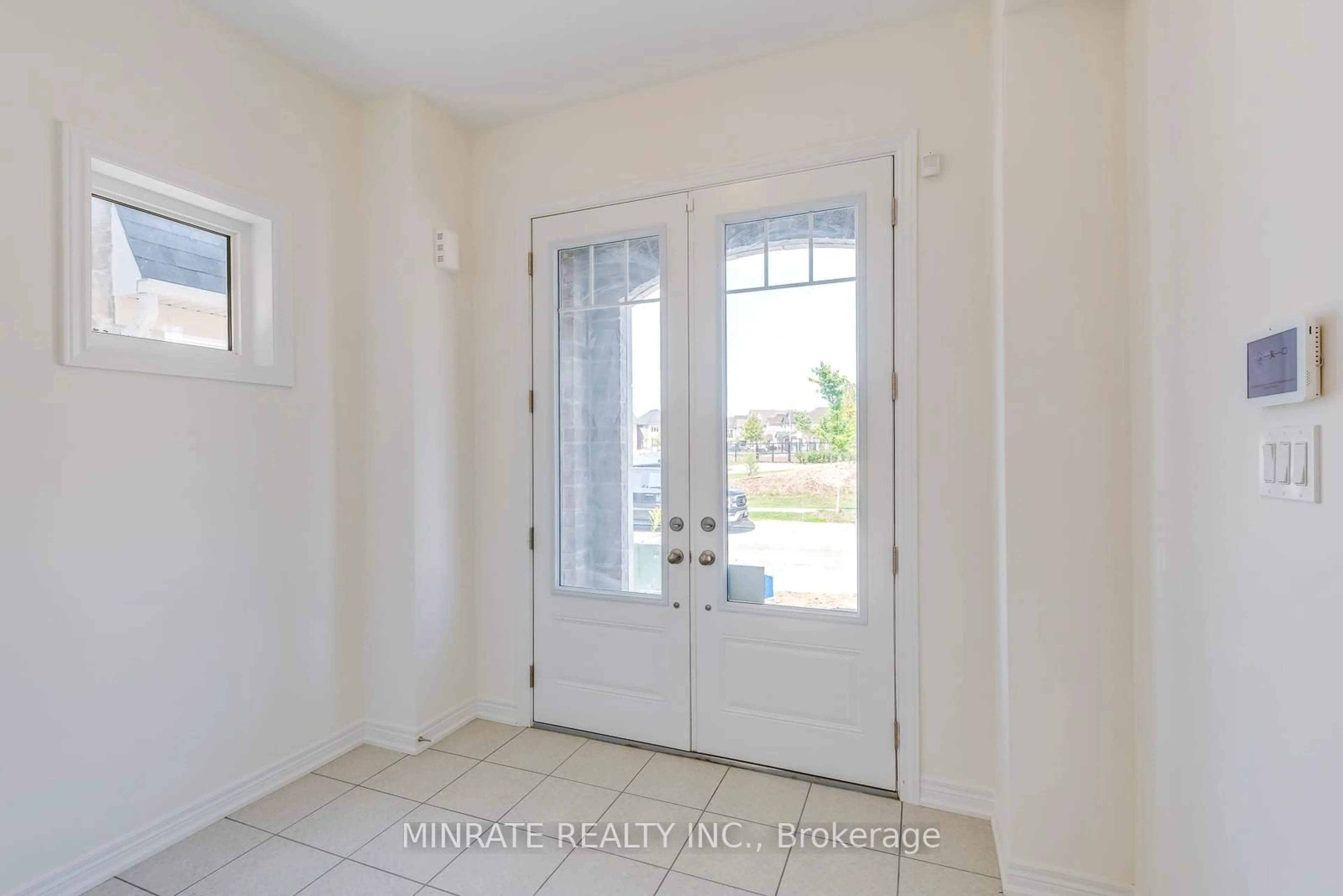 Indoor entryway for 3934 Leonardo St, Burlington Ontario L7M 0Z8