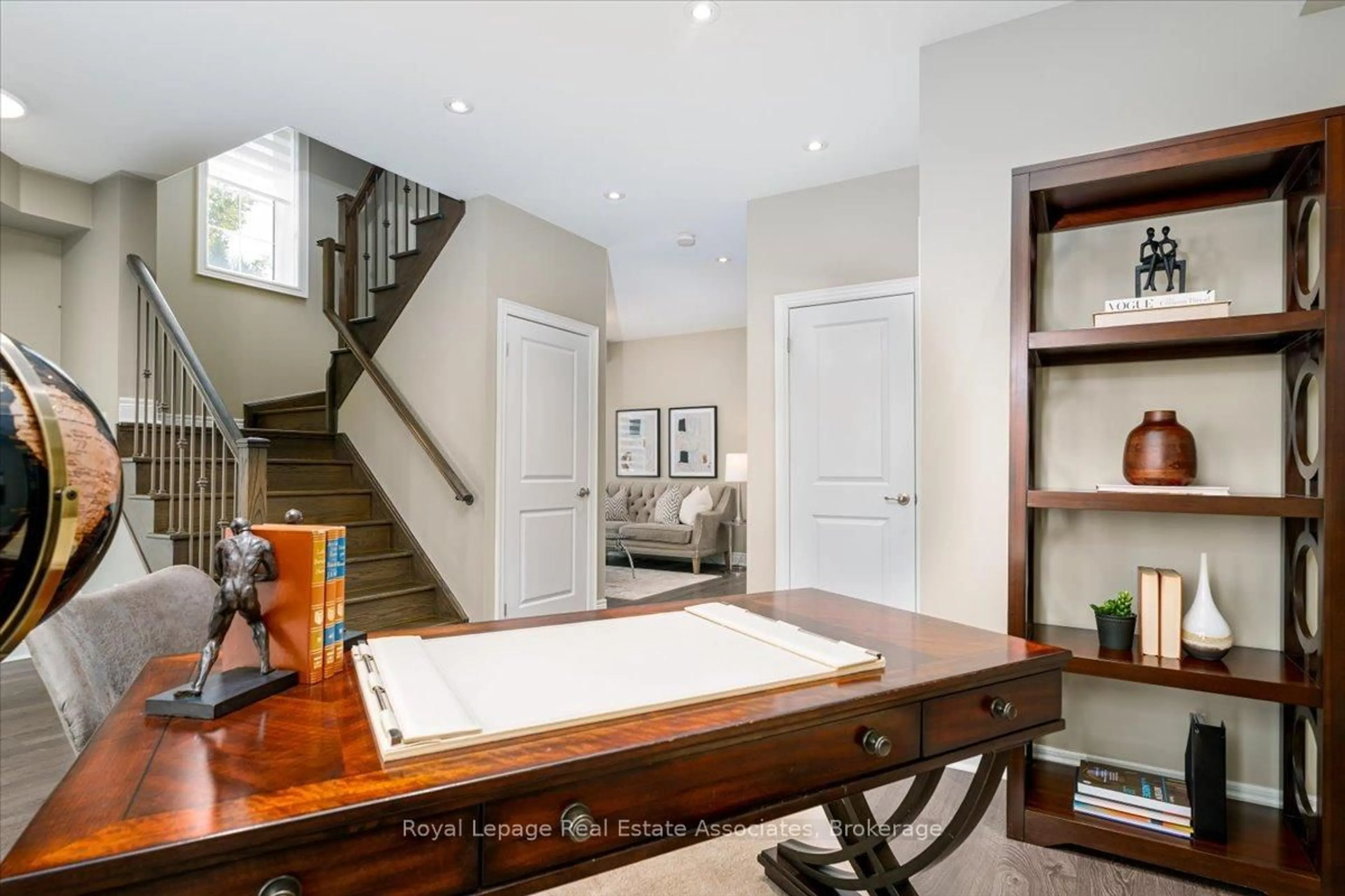 Indoor entryway for 3040 Eberly woods Dr, Oakville Ontario L6M 0T5