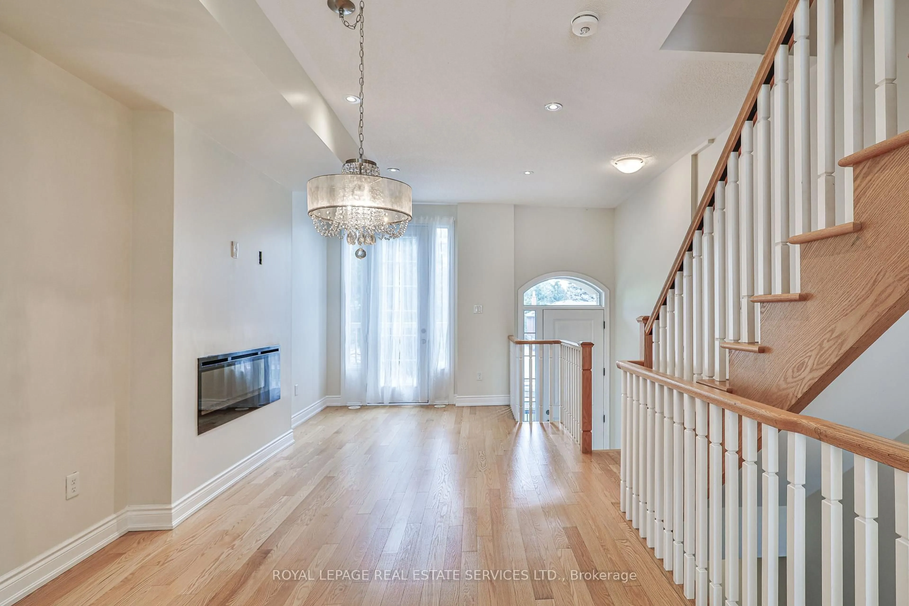 Indoor entryway for 1024B Islington Ave, Toronto Ontario M8Z 6A4