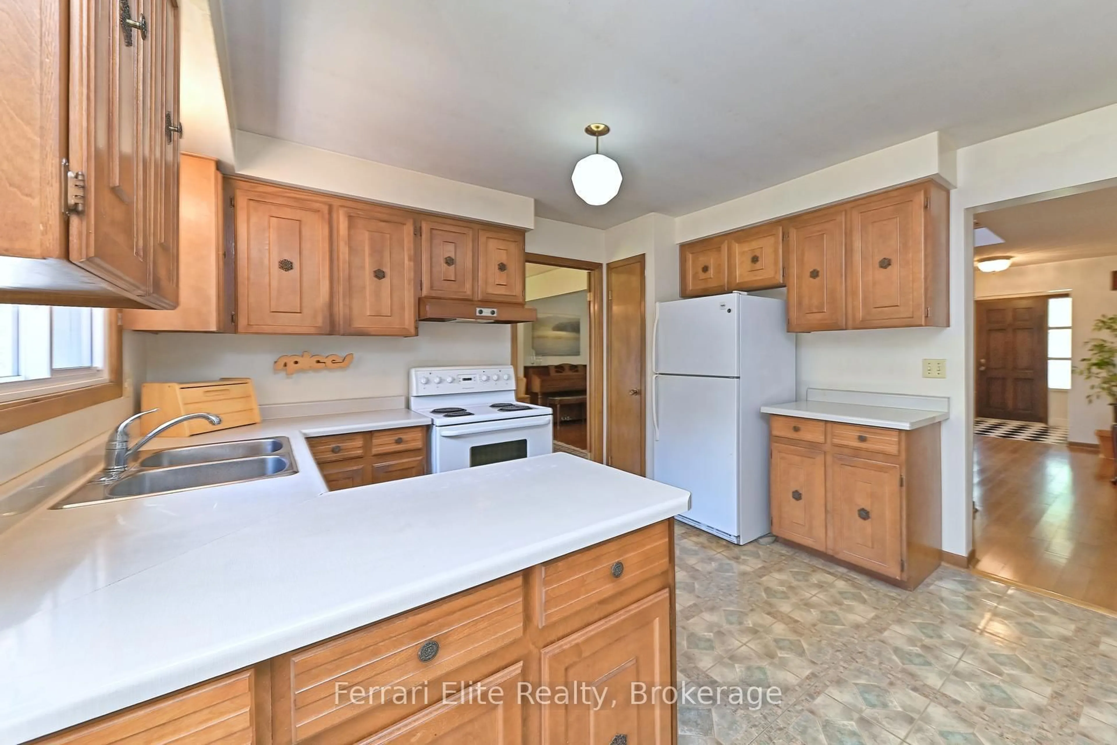 Standard kitchen, unknown for 2406 Ravensthorpe Cres, Mississauga Ontario L5C 2Y5