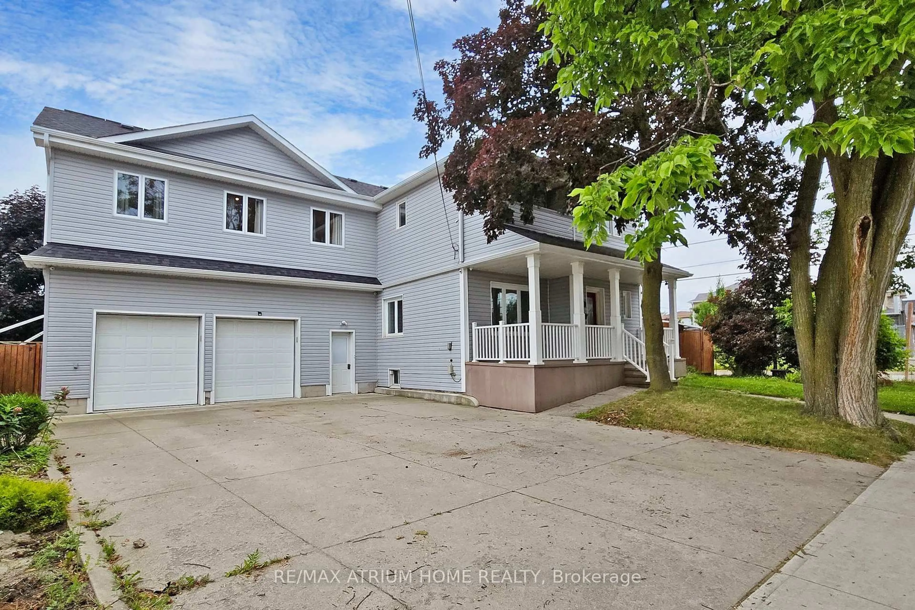 A pic from outside/outdoor area/front of a property/back of a property/a pic from drone, street for 1242 Alexandra Ave, Mississauga Ontario L5E 2A5