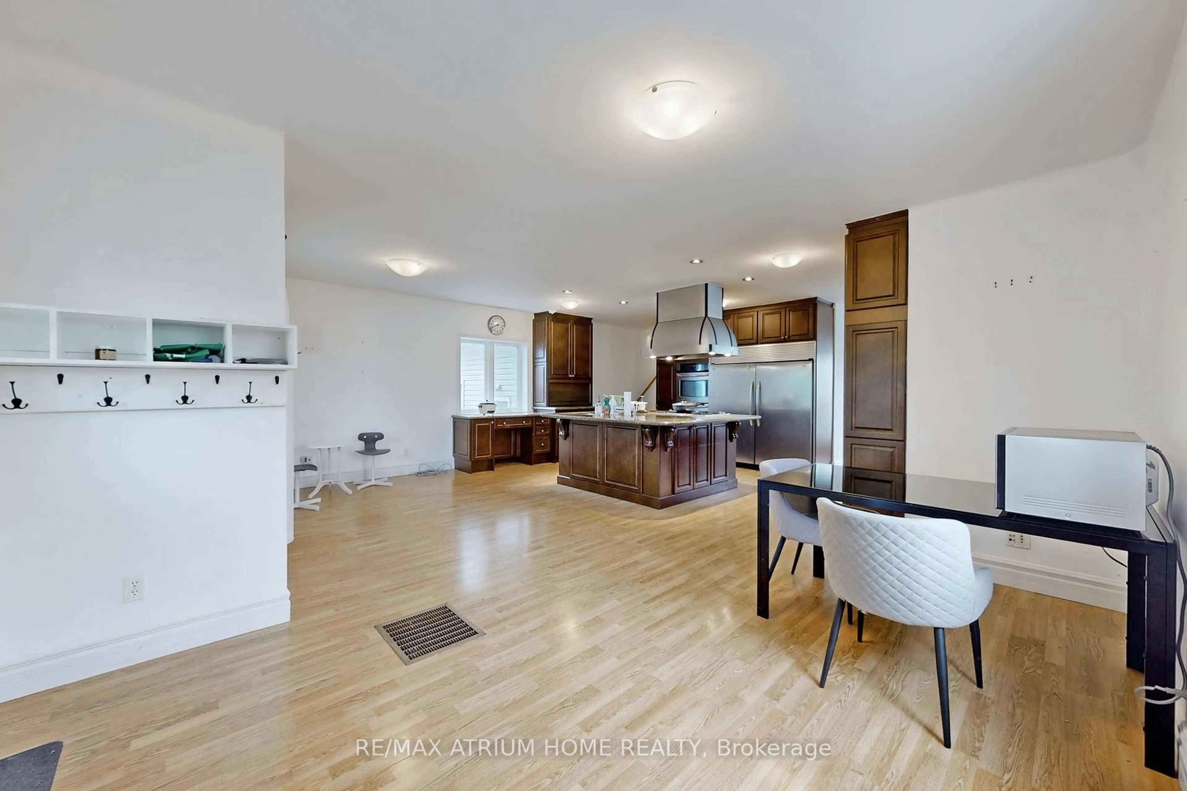 Open concept kitchen, unknown for 1242 Alexandra Ave, Mississauga Ontario L5E 2A5