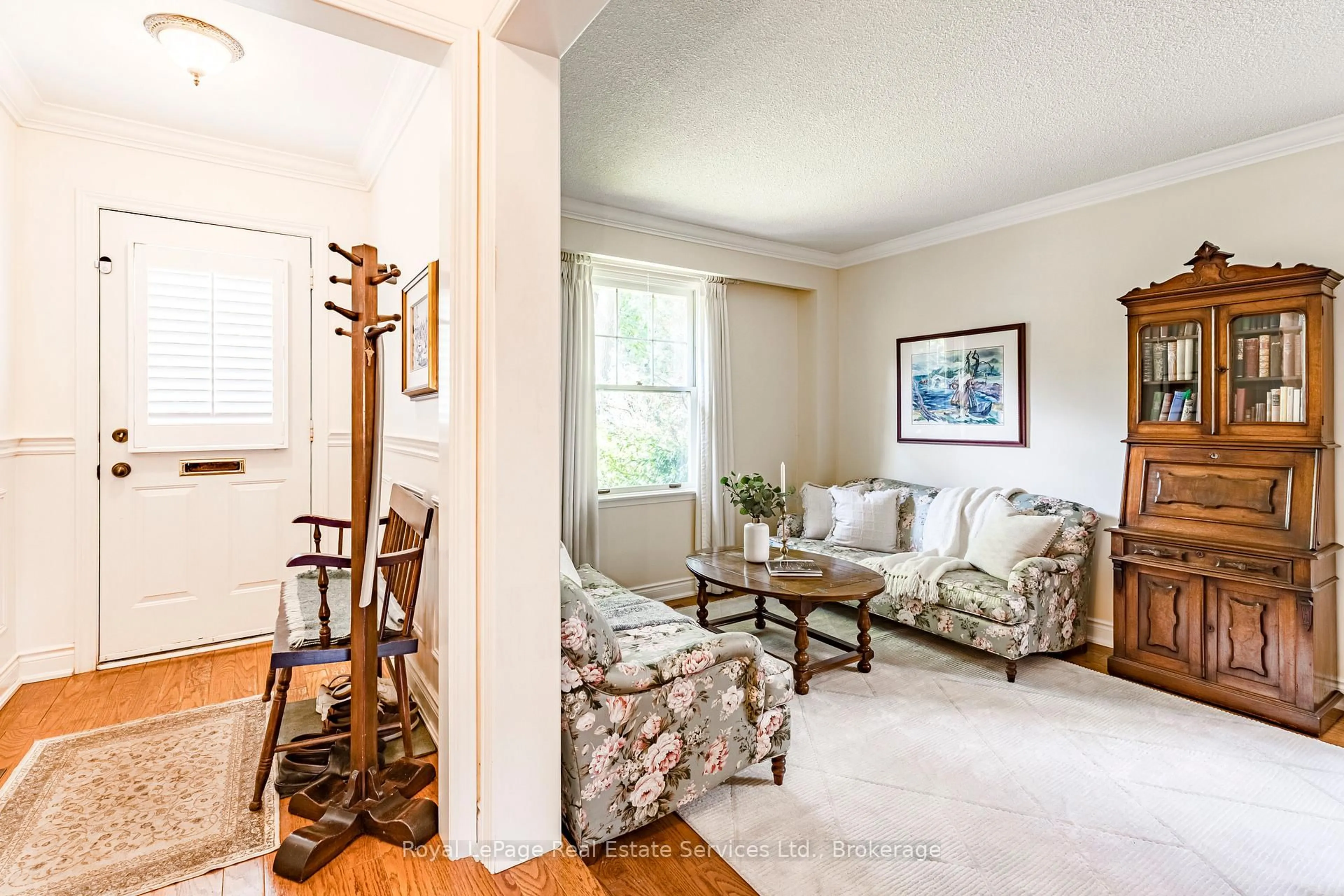 Living room with furniture, unknown for 445 Dorland Rd, Oakville Ontario L6J 6B3