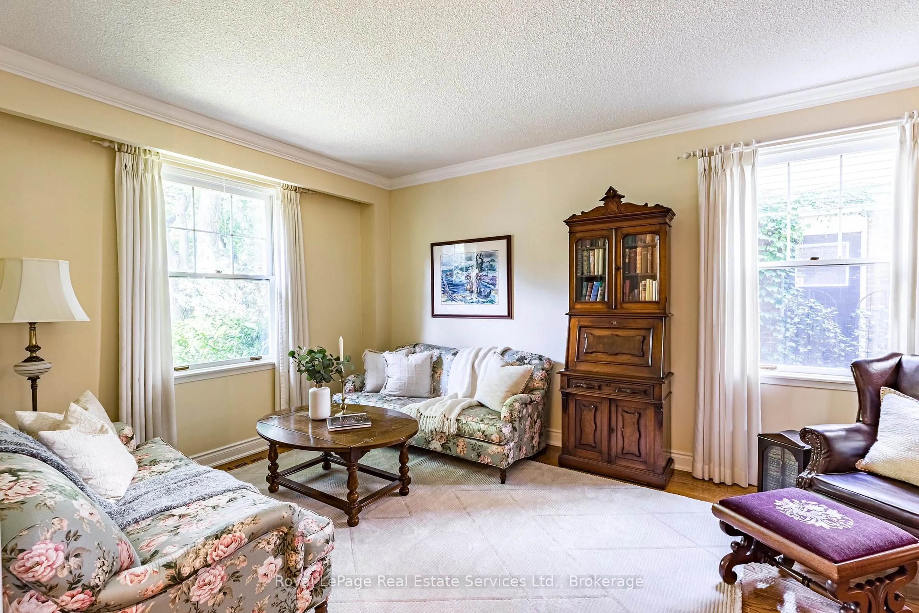 Living room with furniture, unknown for 445 Dorland Rd, Oakville Ontario L6J 6B3