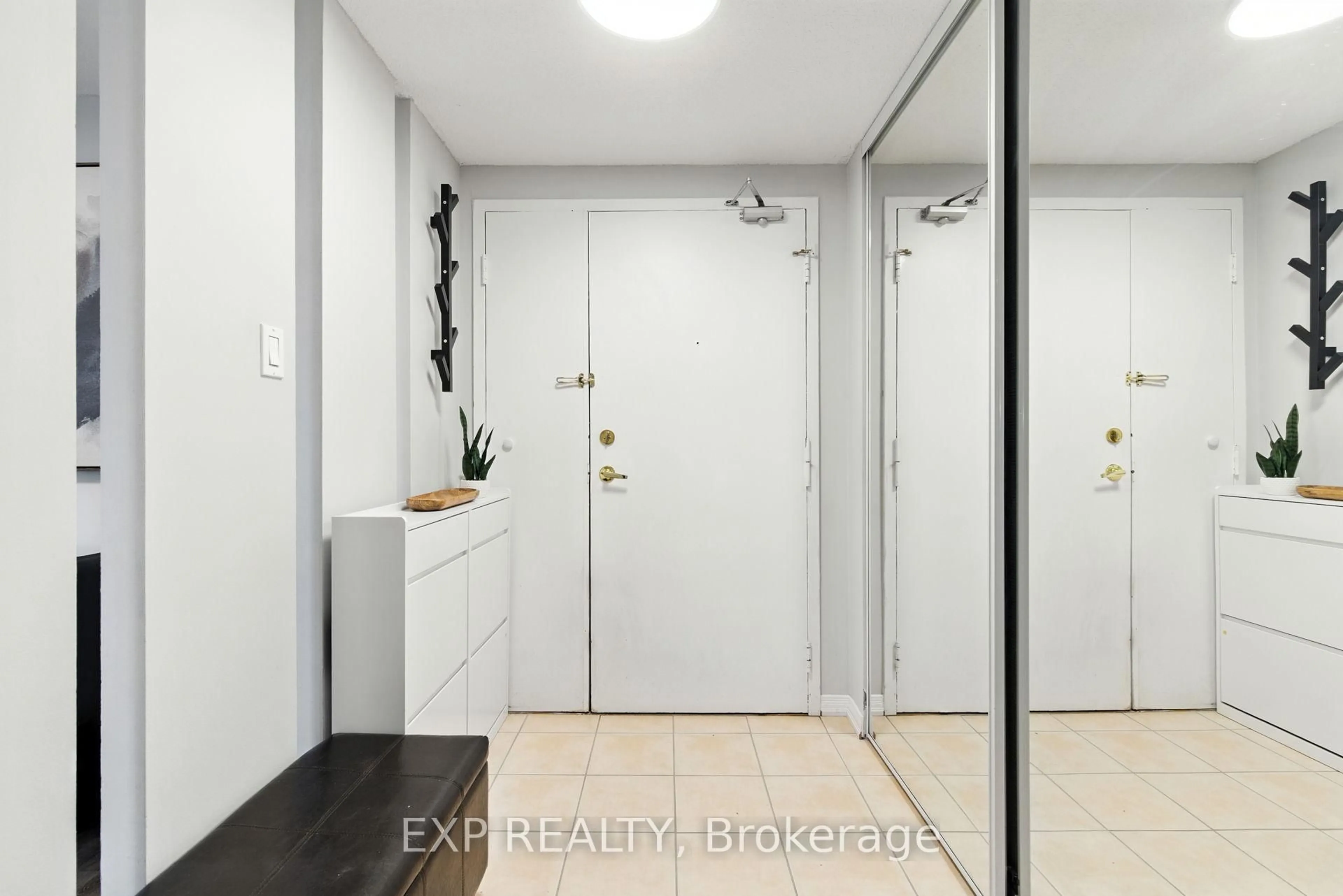 Indoor entryway for 6720 GLEN ERIN Dr #514, Mississauga Ontario L5N 3K8