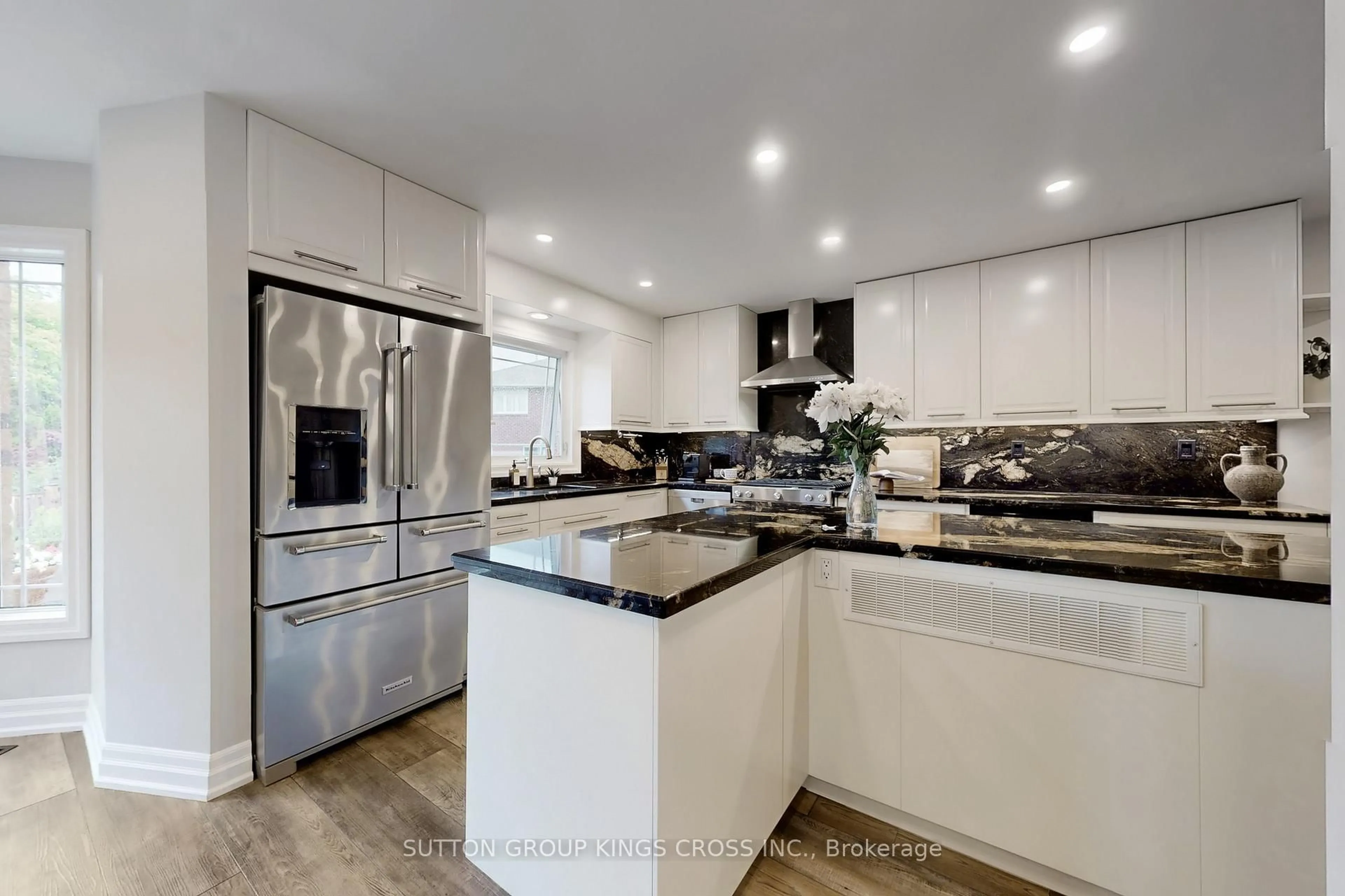 Contemporary kitchen, unknown for 2730 Hammond Rd, Mississauga Ontario L5K 2M3