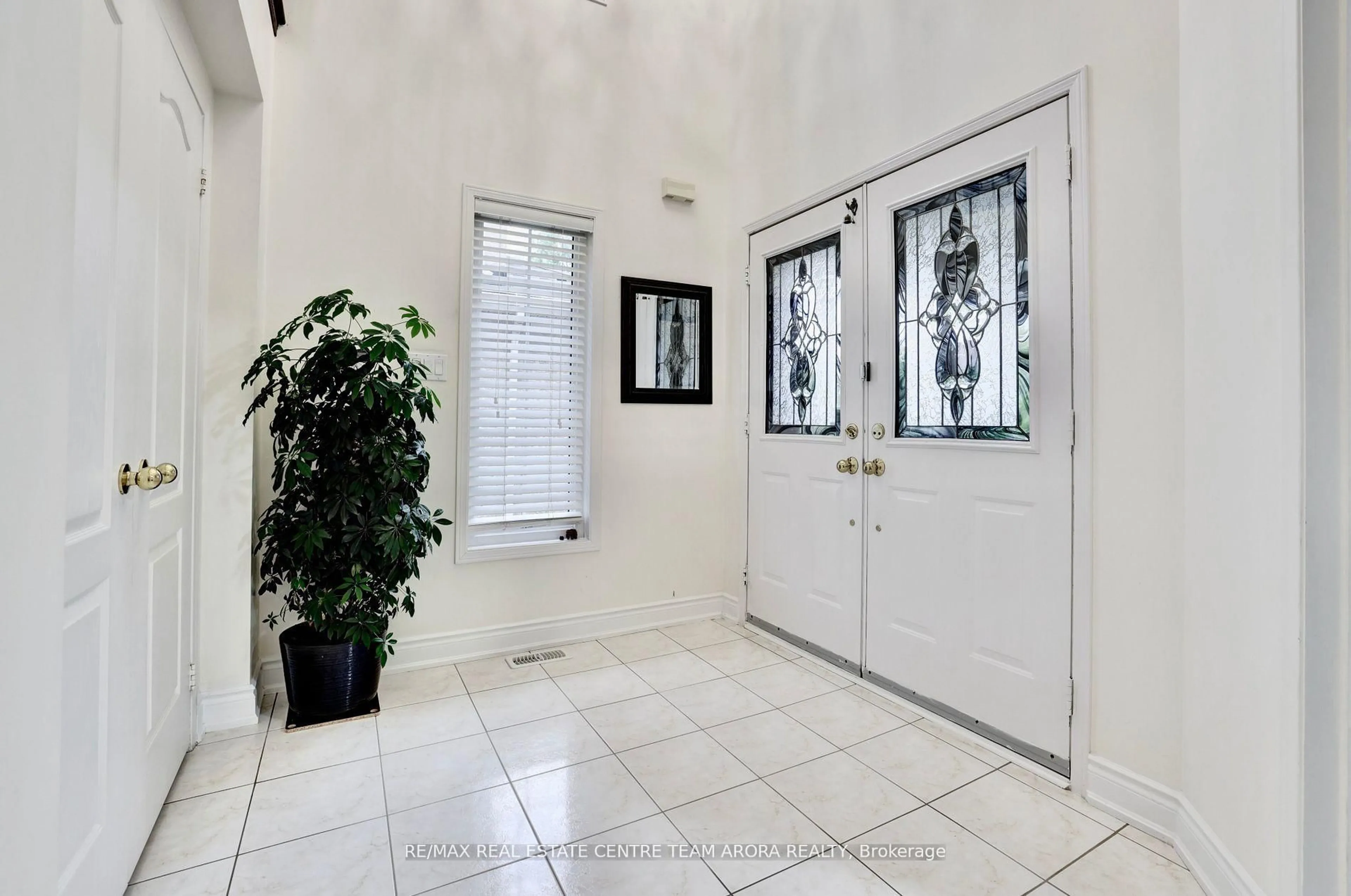 Indoor foyer for 329 Brisdale Dr, Brampton Ontario L7A 3C1