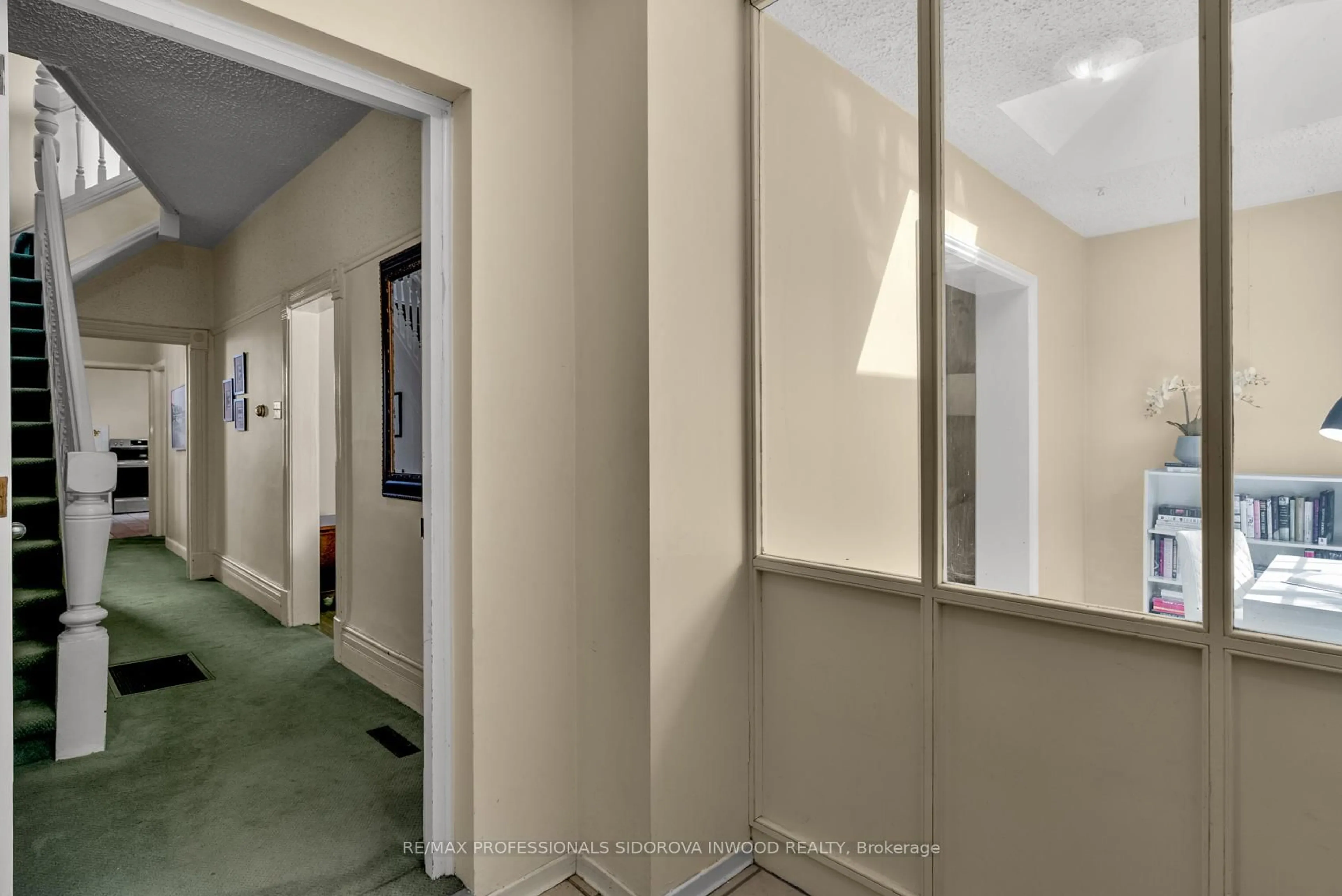 Indoor foyer for 279 Evelyn Ave, Toronto Ontario M6P 2Z8