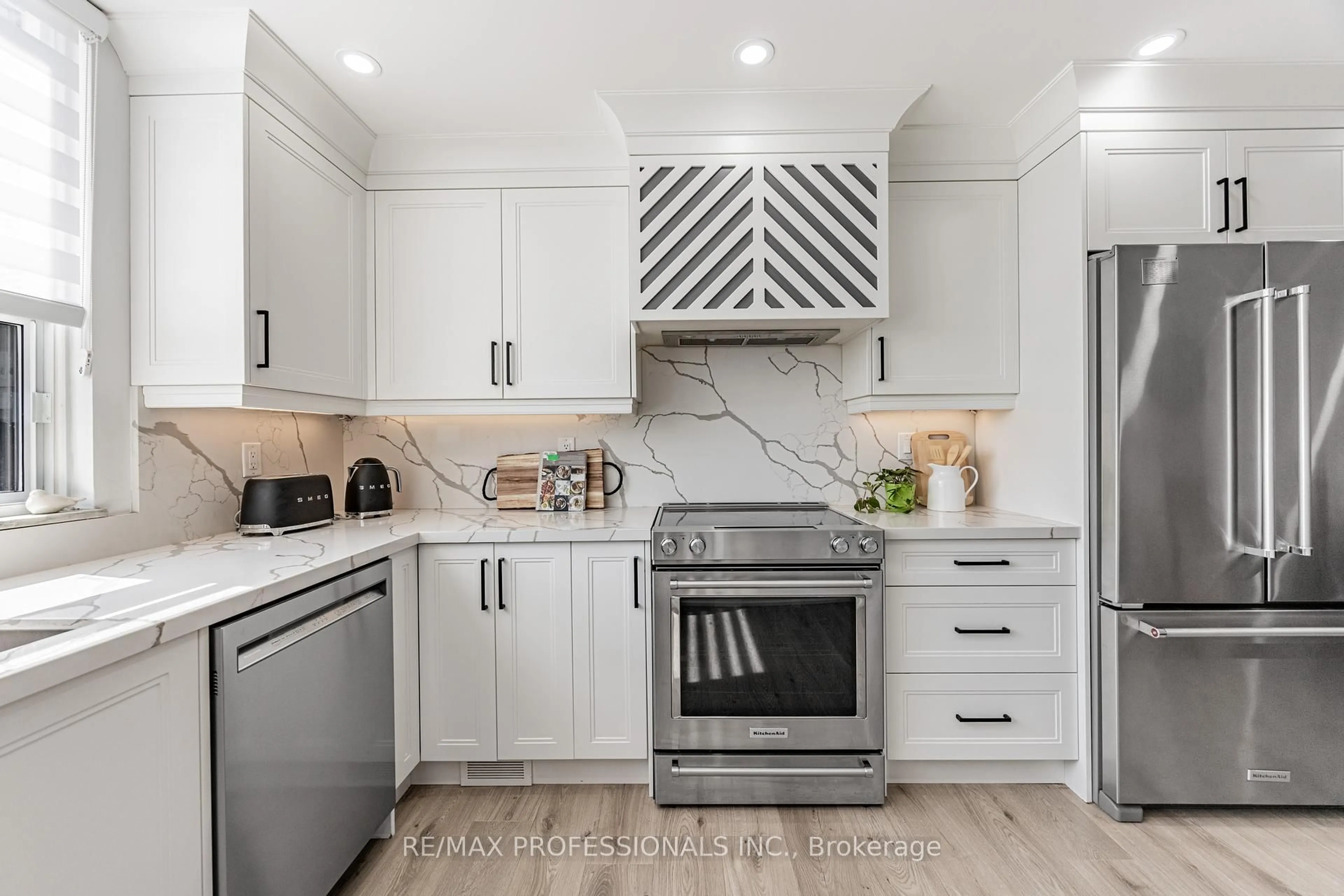 Contemporary kitchen, unknown for 355 Rathburn Rd #701, Mississauga Ontario L4Z 1H4