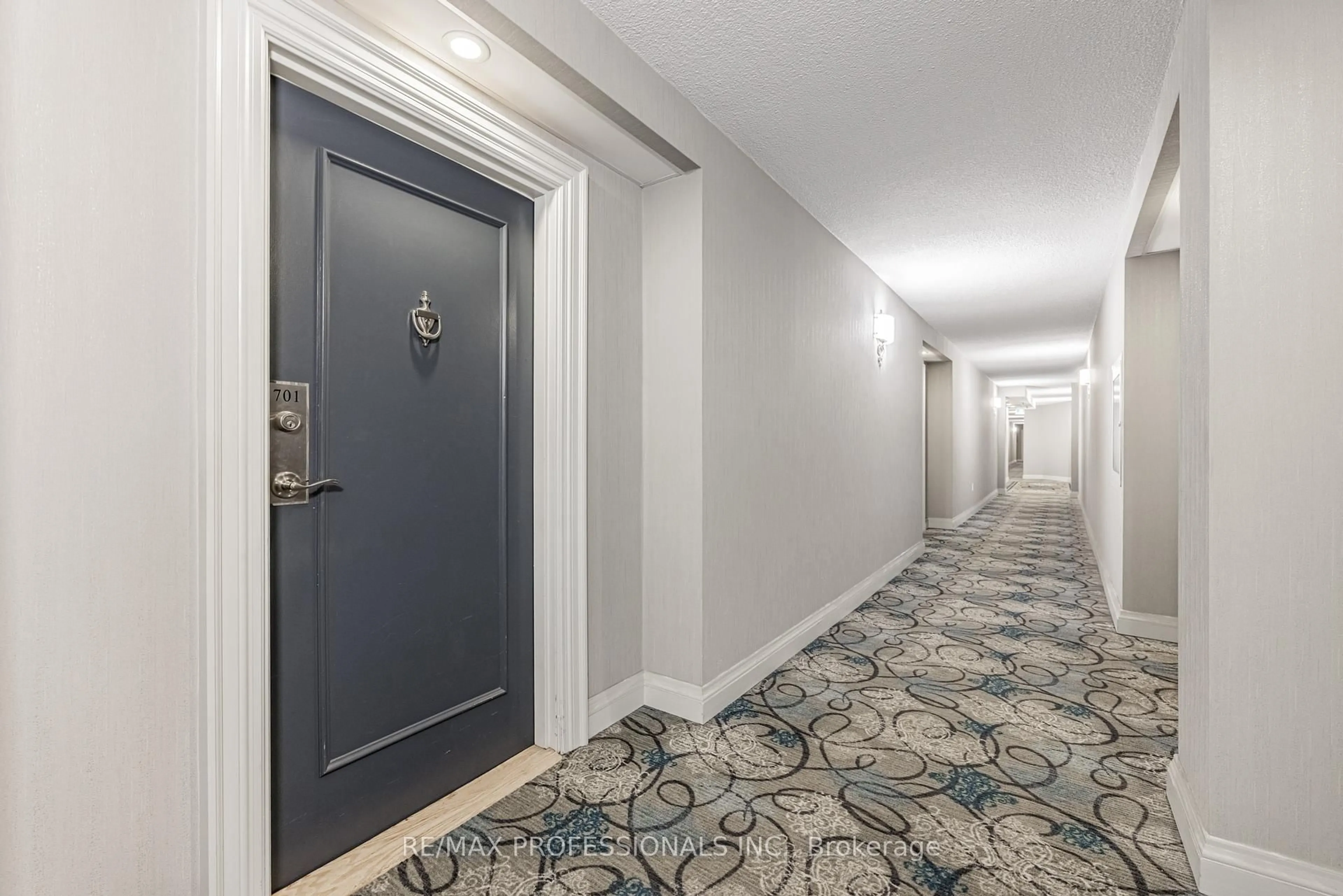 Indoor foyer for 355 Rathburn Rd #701, Mississauga Ontario L4Z 1H4