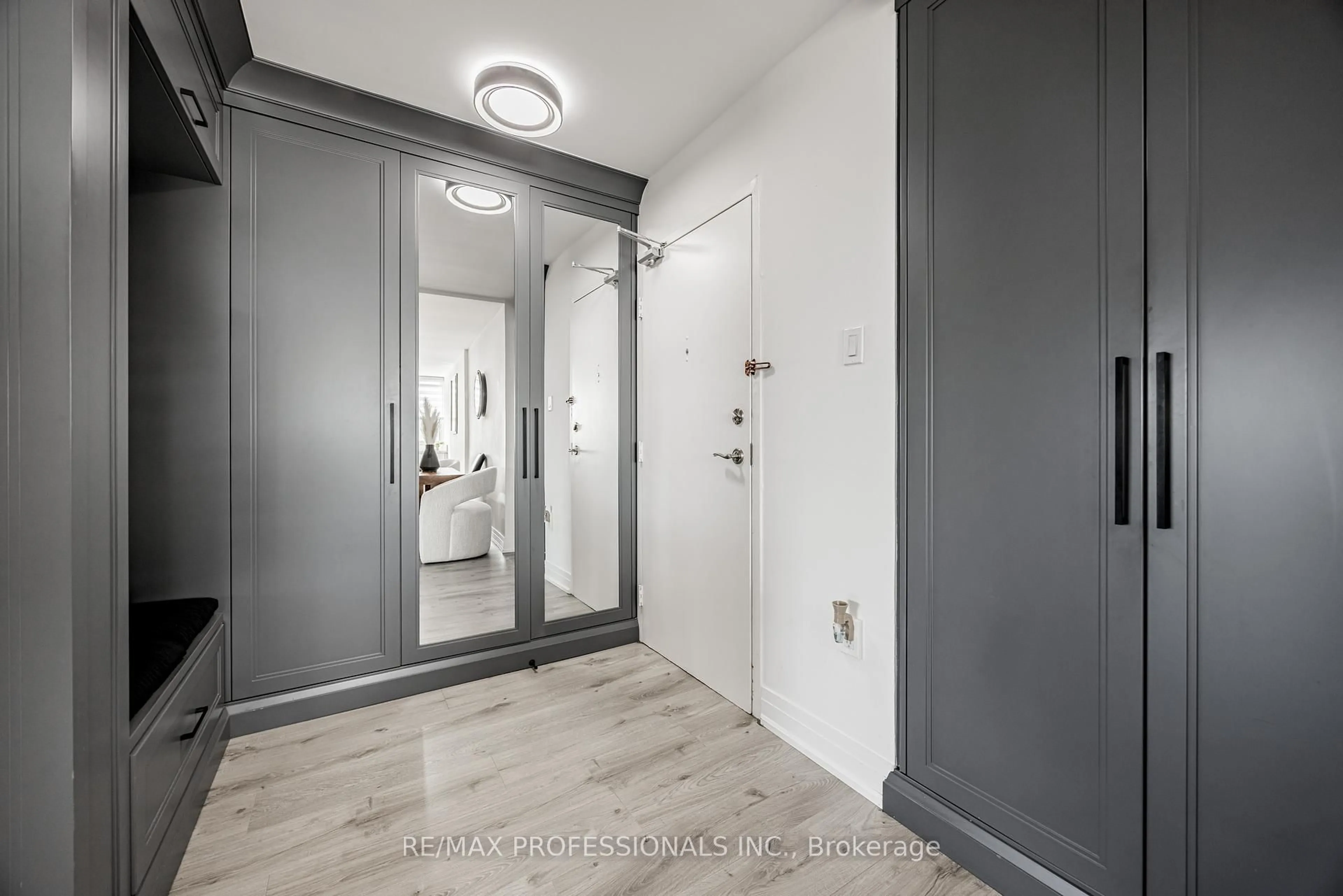 Indoor entryway for 355 Rathburn Rd #701, Mississauga Ontario L4Z 1H4