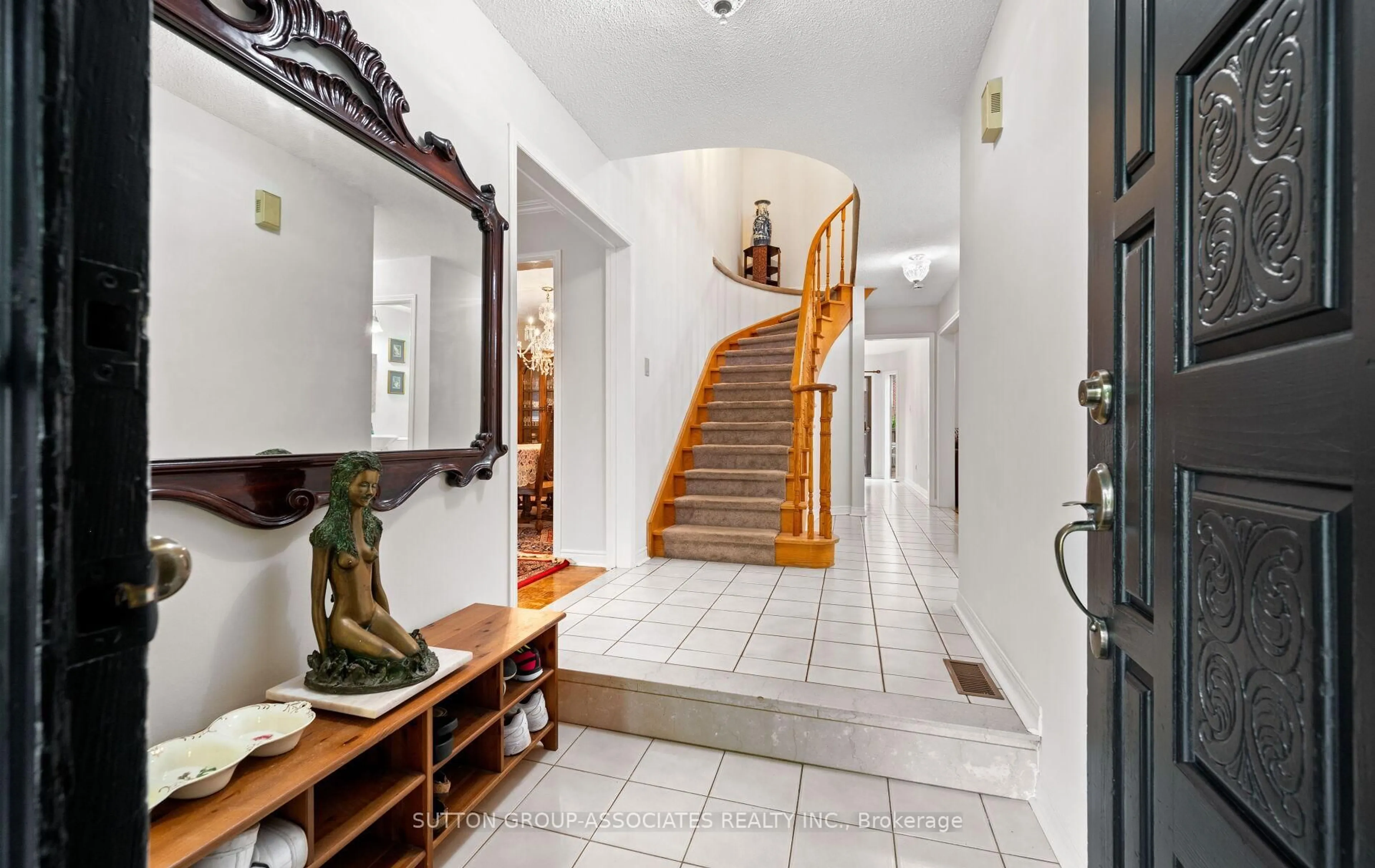Indoor foyer for 1252 Greenwood Cres, Oakville Ontario L6J 6W5