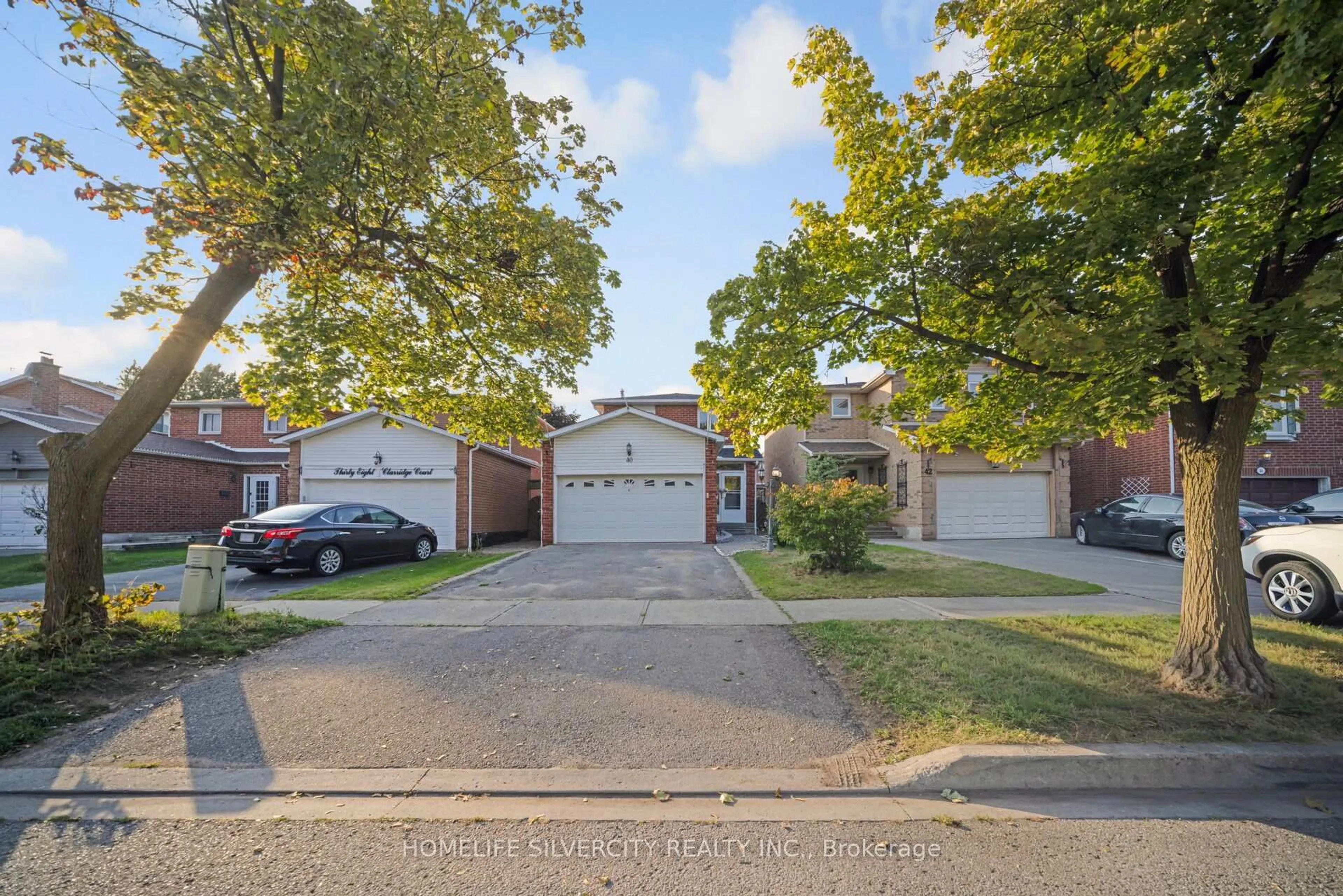 A pic from outside/outdoor area/front of a property/back of a property/a pic from drone, street for 40 Clarridge Crt, Brampton Ontario L6X 3N5