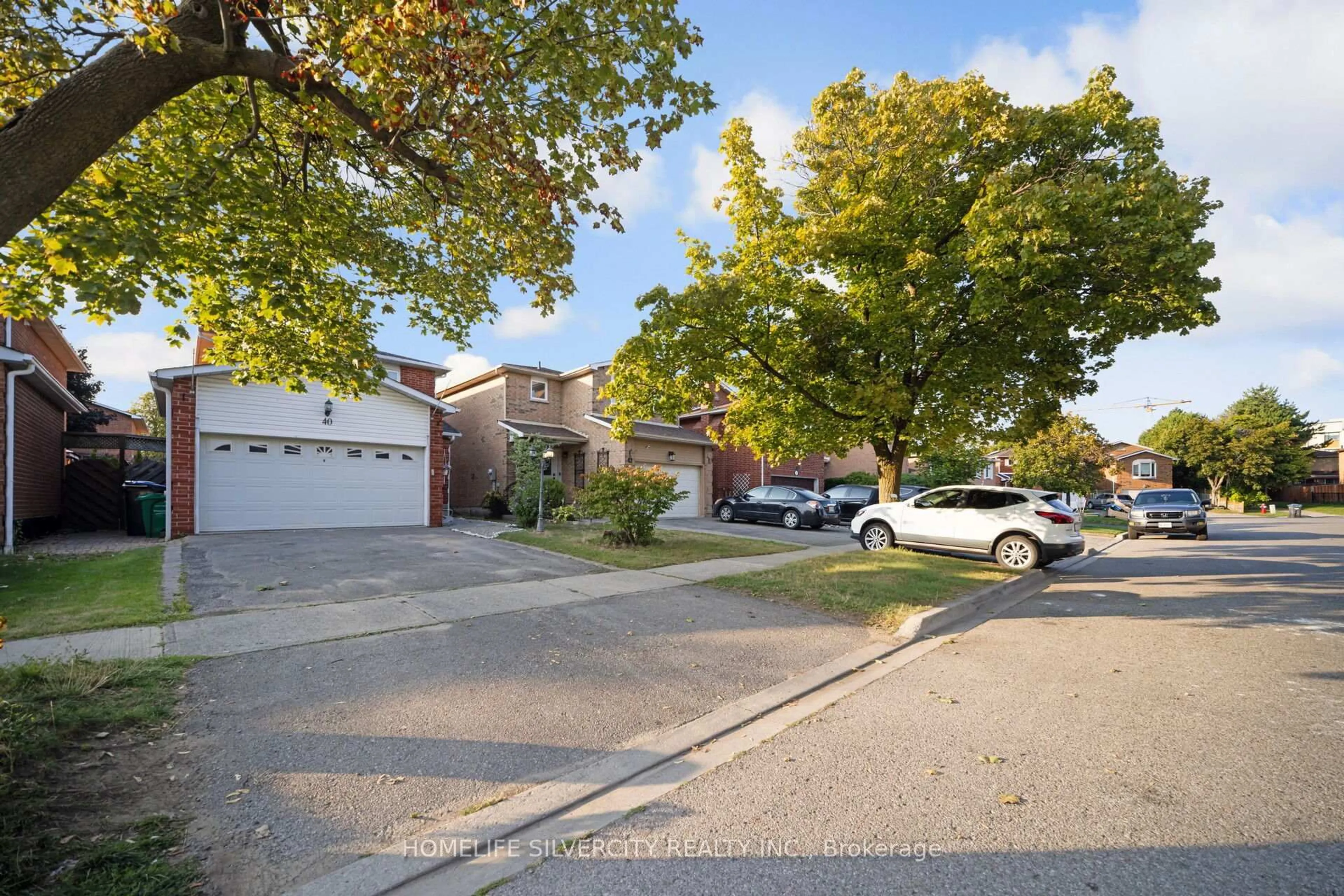 A pic from outside/outdoor area/front of a property/back of a property/a pic from drone, street for 40 Clarridge Crt, Brampton Ontario L6X 3N5