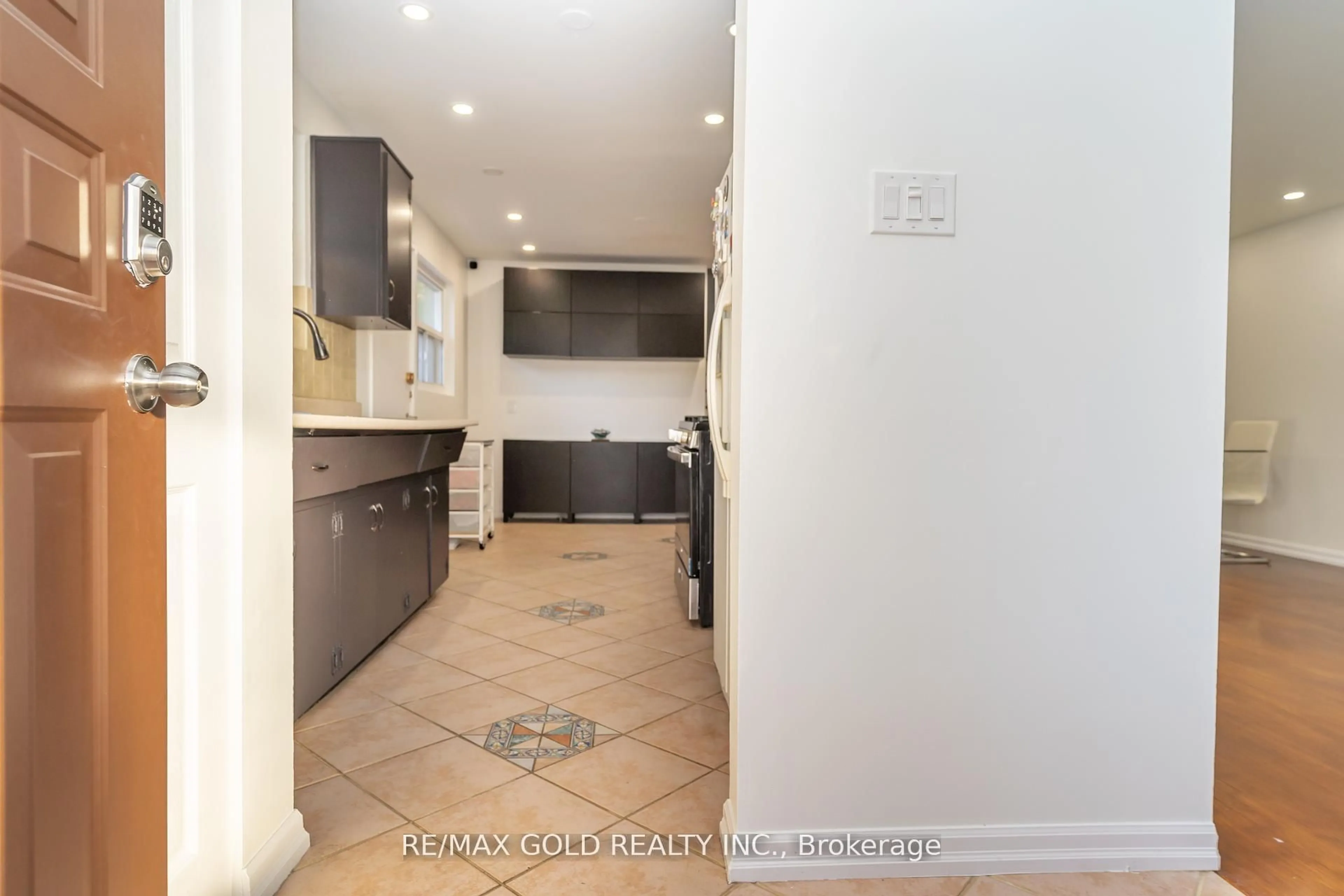 Unknown for 21 Argyle Cres, Brampton Ontario L6T 1M9