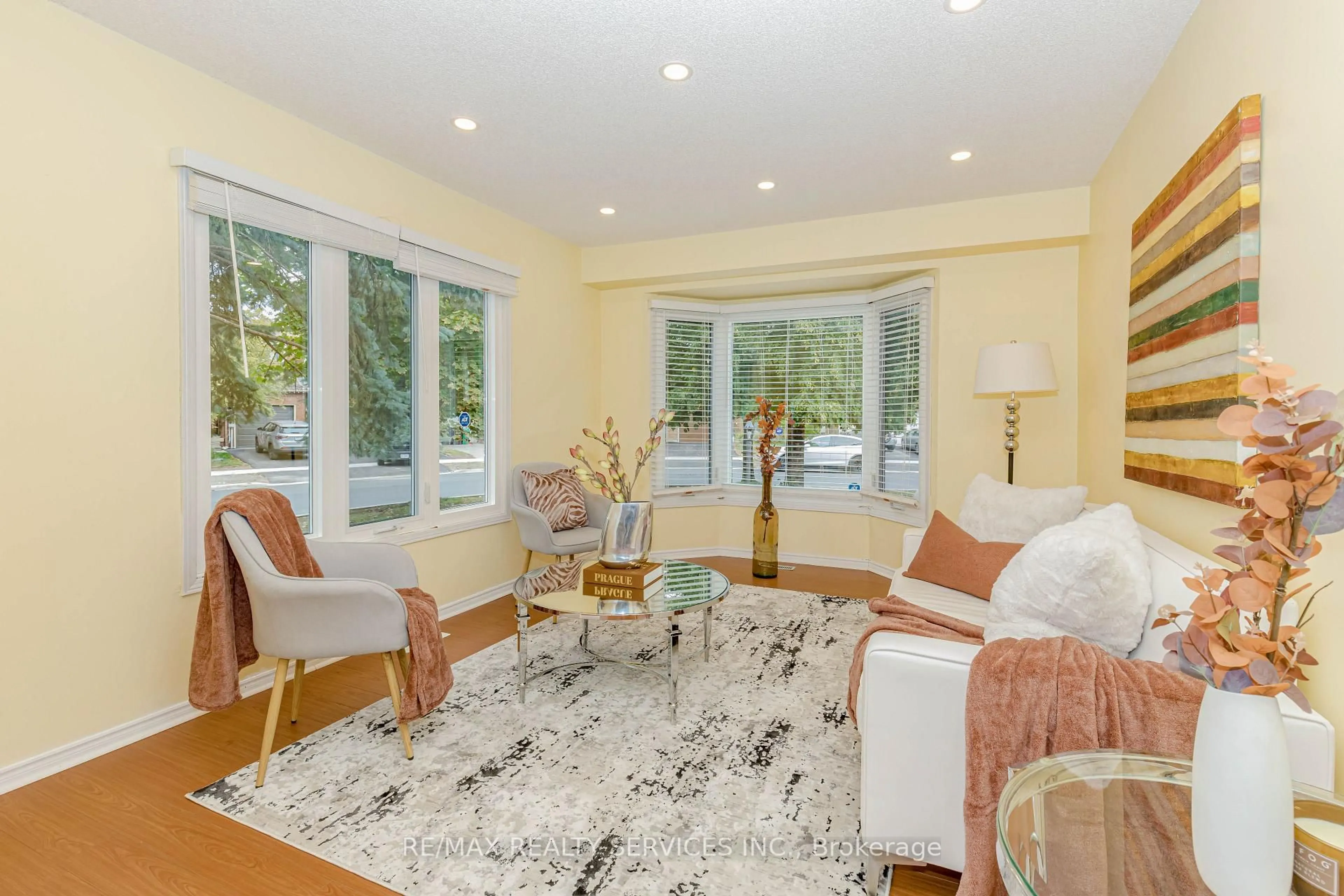 Living room with furniture, unknown for 5028 Northern Lights Circ, Mississauga Ontario L5R 2P5