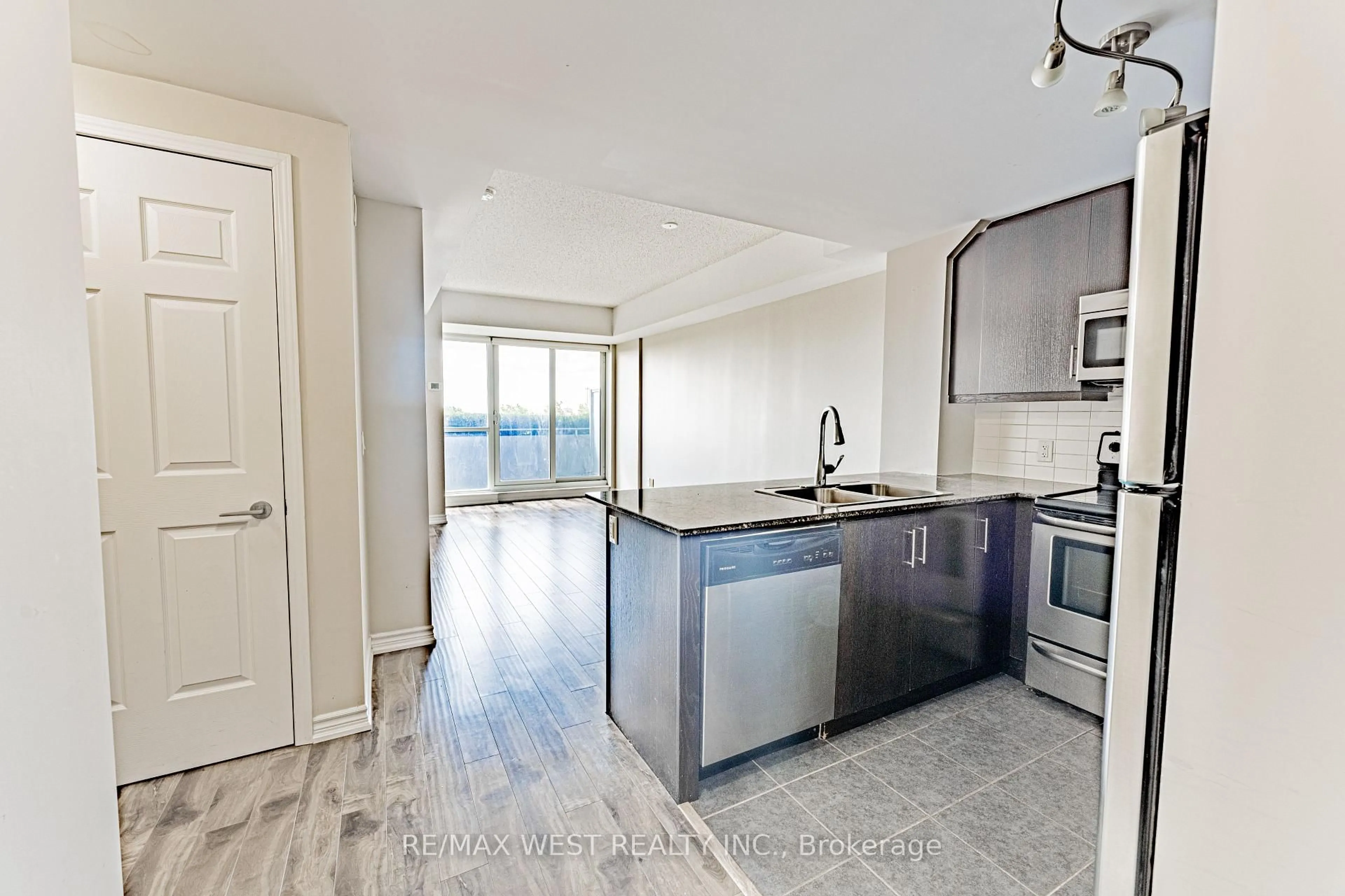 Open concept kitchen, unknown for 15 James Finlay Way #627, Toronto Ontario M3M 0B3