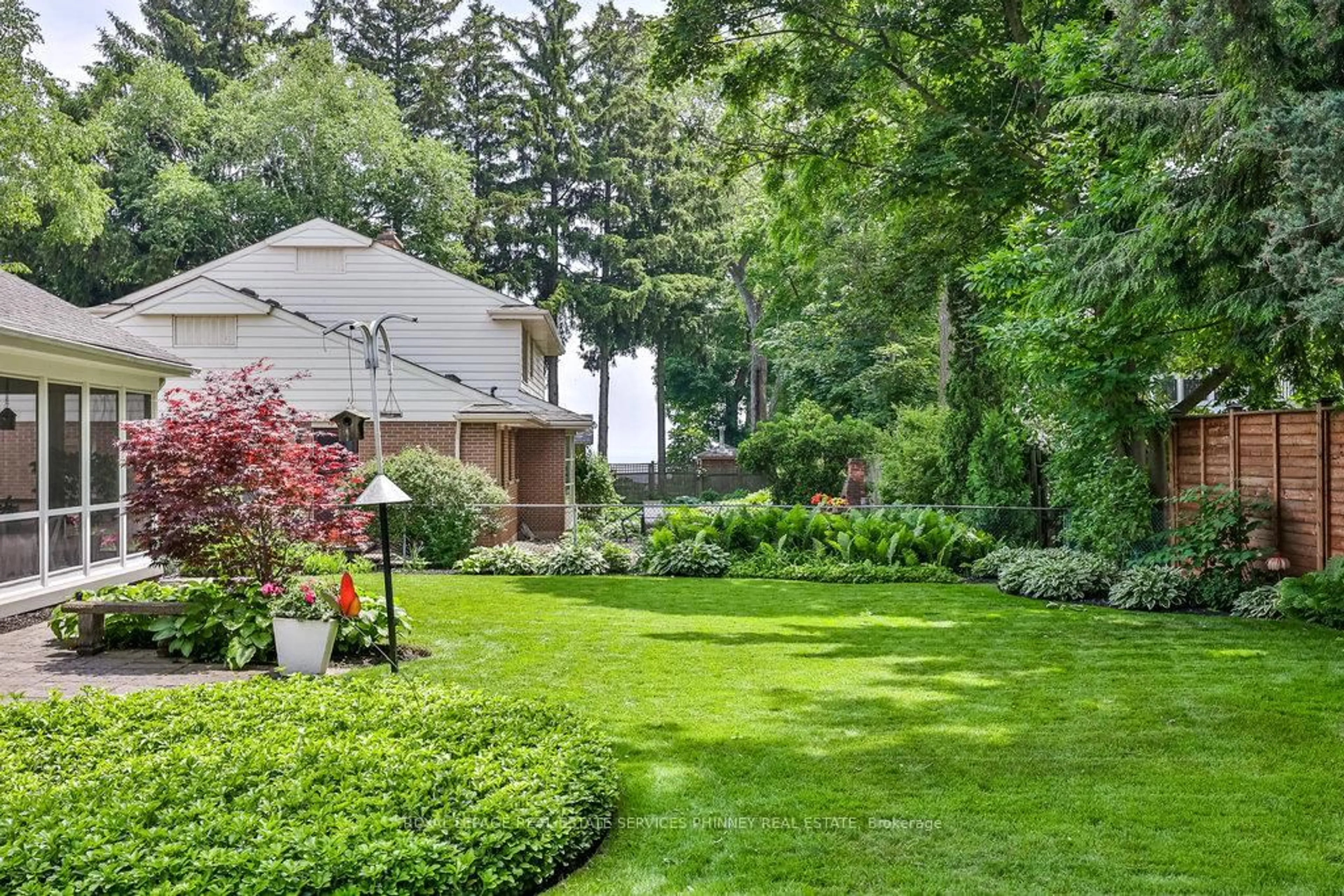 Patio, unknown for 152 Breckondale Crt, Burlington Ontario L7N 1X7