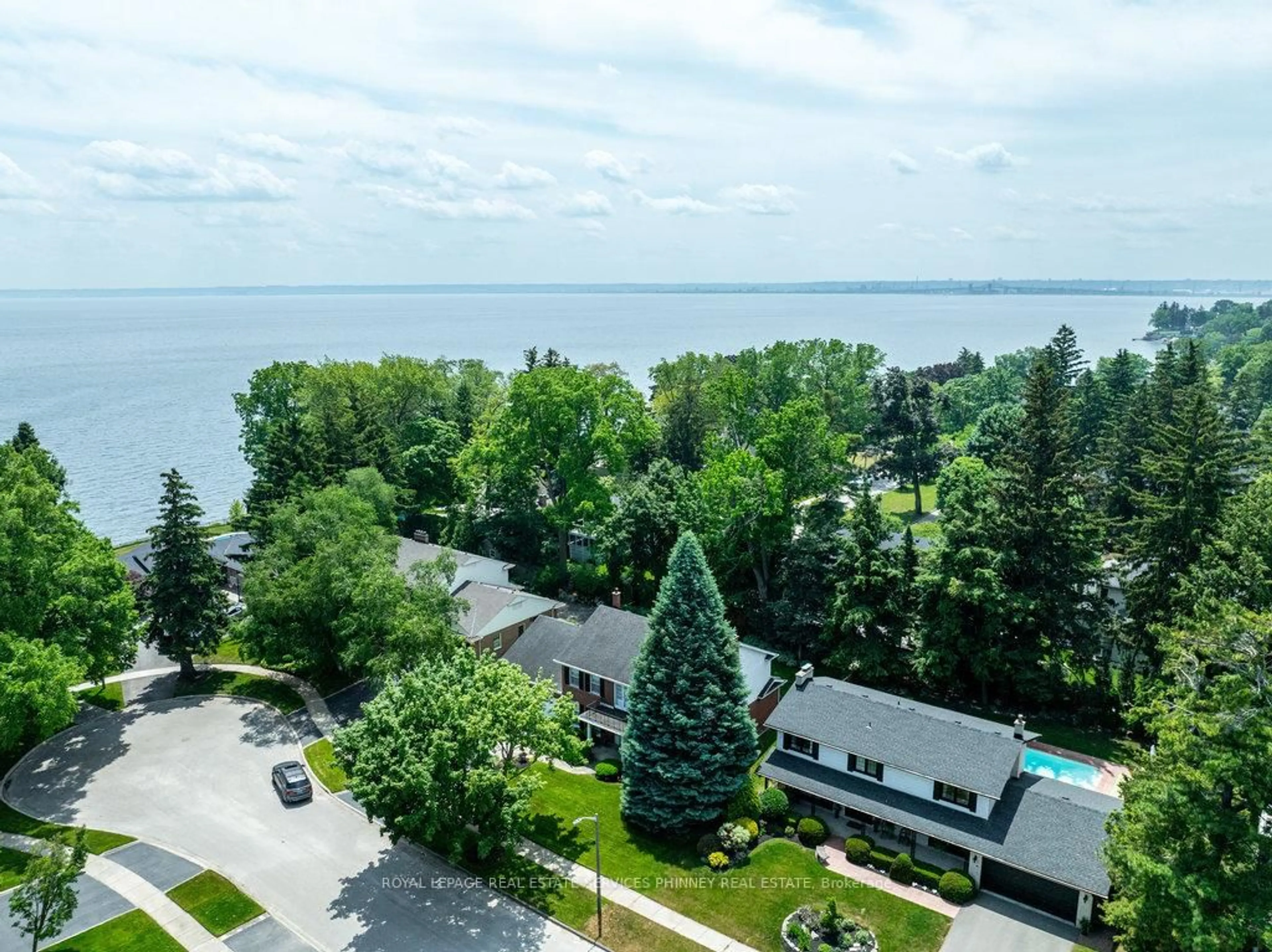 A pic from outside/outdoor area/front of a property/back of a property/a pic from drone, water/lake/river/ocean view for 152 Breckondale Crt, Burlington Ontario L7N 1X7