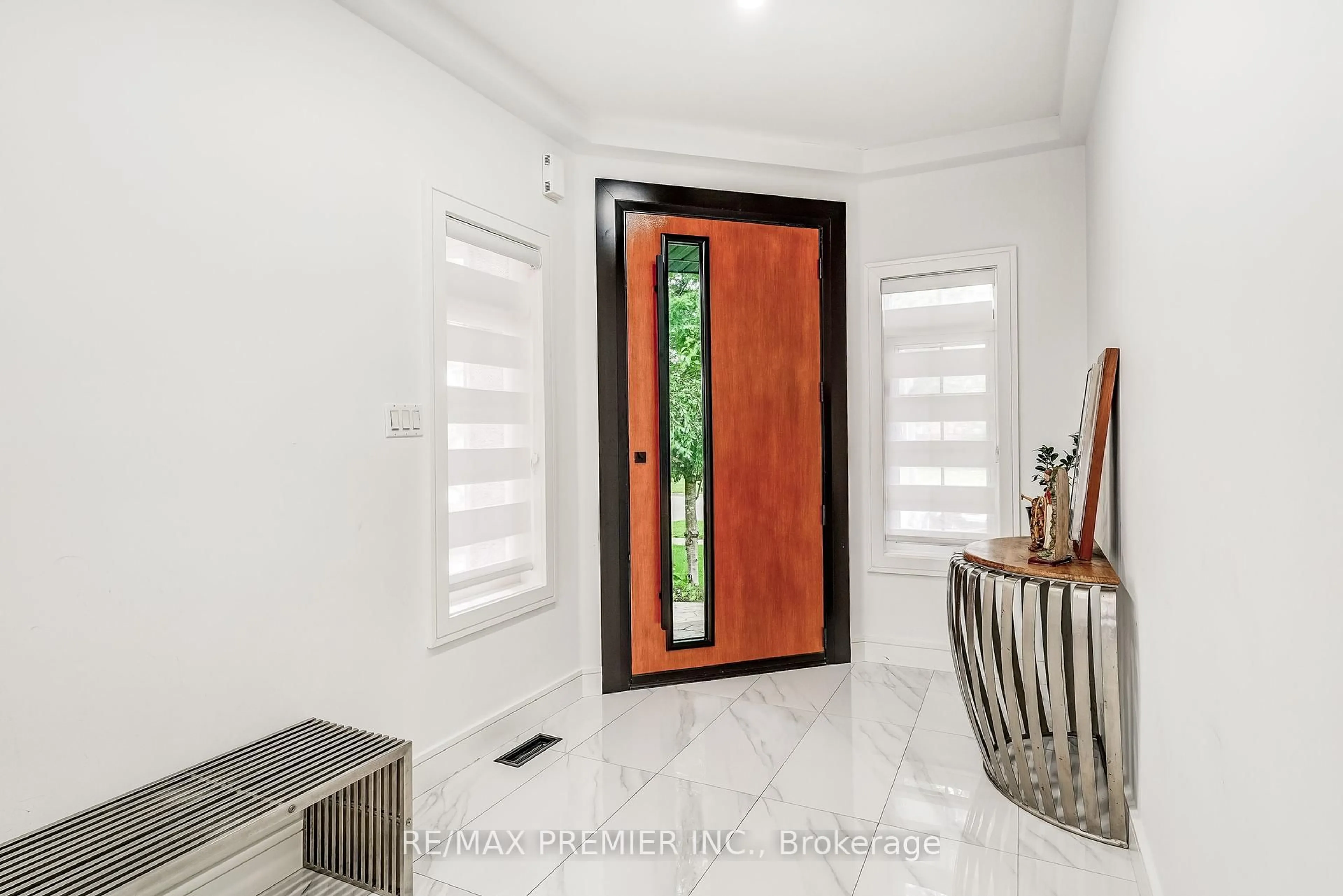 Indoor entryway for 57 Mount Hope Rd, Caledon Ontario L7E 2V3