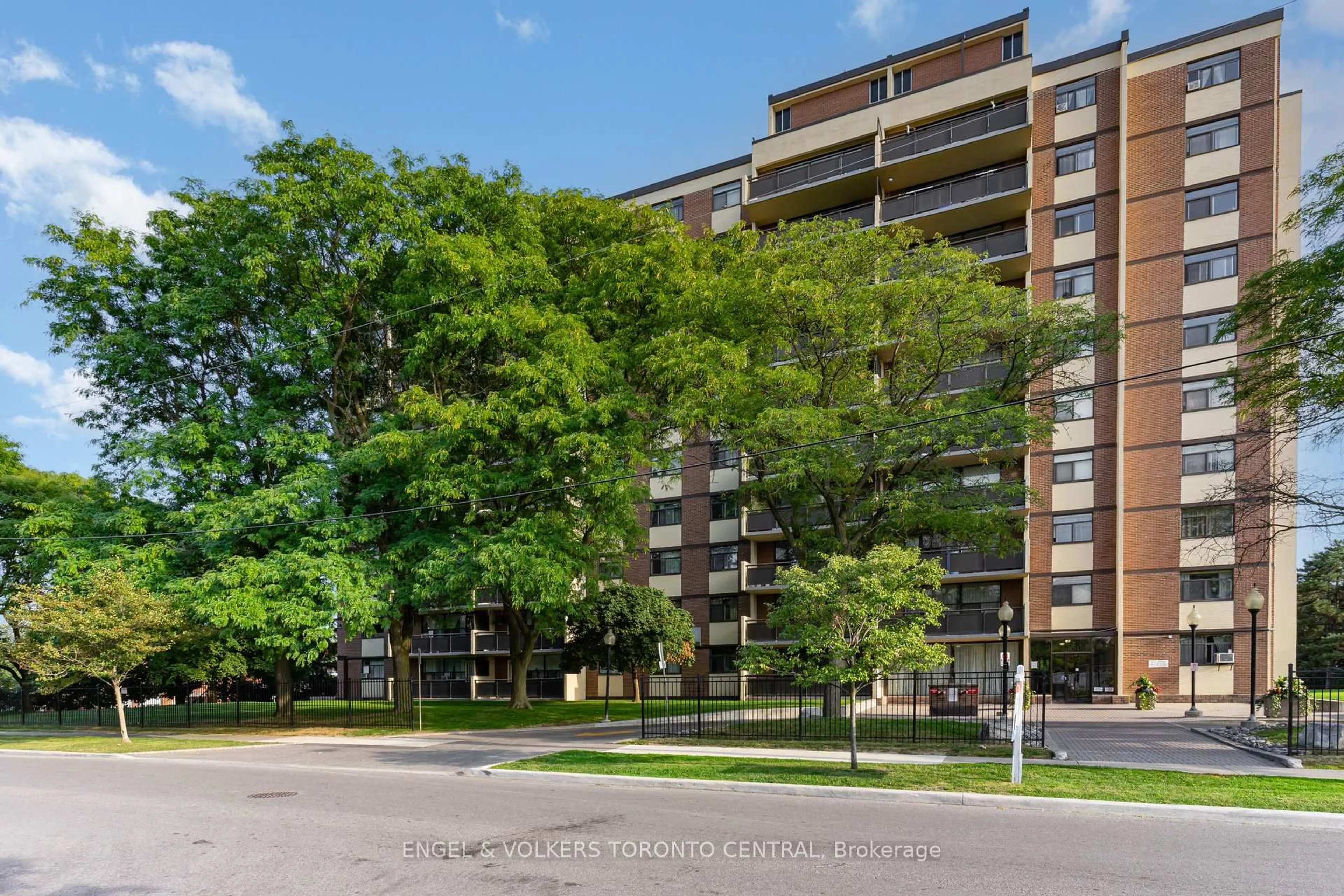 A pic from outside/outdoor area/front of a property/back of a property/a pic from drone, street for 5 Frith Rd #808, Toronto Ontario M3N 2L5